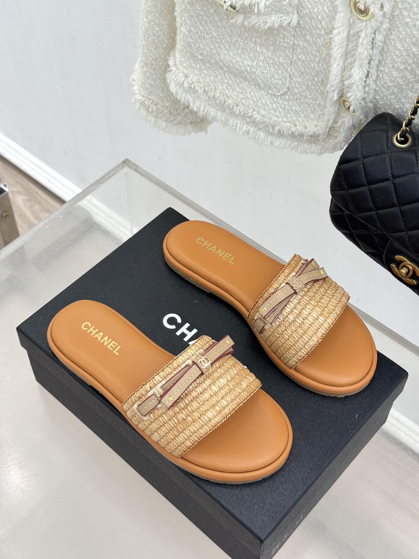 CHANE*｜小香26S双C蝴蝶结编织懒人拖鞋承袭香奈儿法式优雅精髓将慵懒与精致完美融合。细腻编织鞋面自