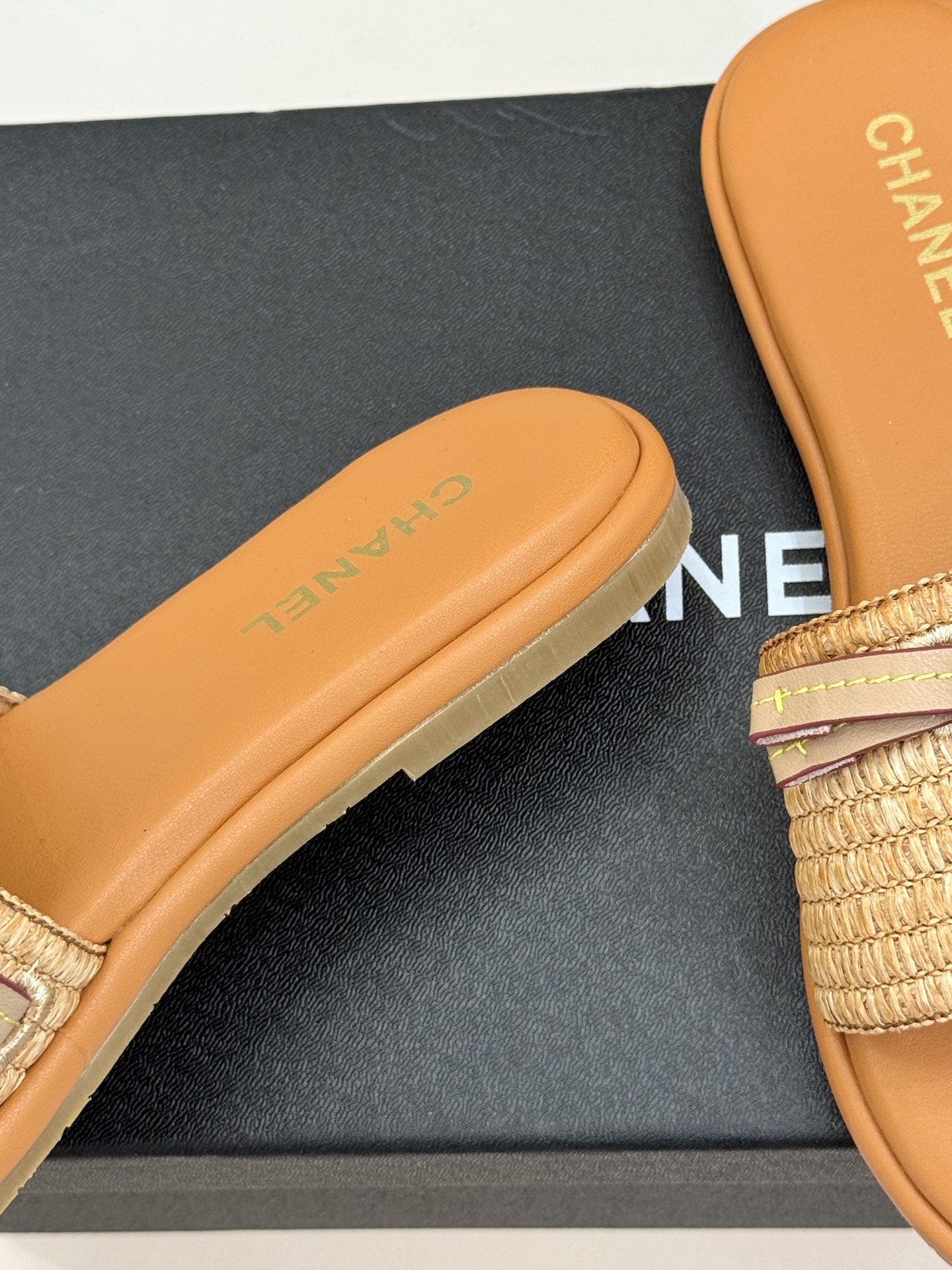 CHANE*｜小香26S双C蝴蝶结编织懒人拖鞋承袭香奈儿法式优雅精髓将慵懒与精致完美融合。细腻编织鞋面自