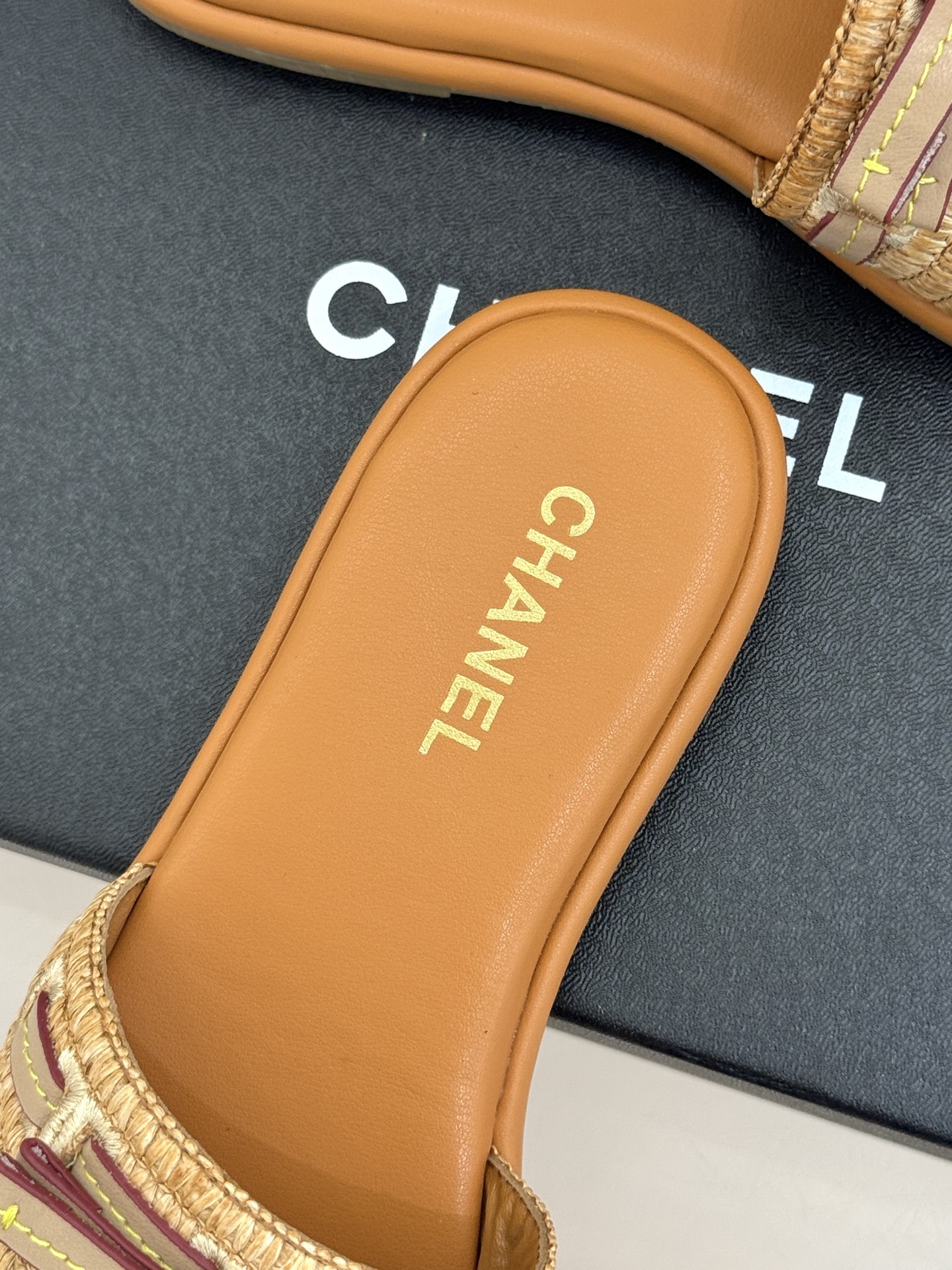 CHANE*｜小香26S双C蝴蝶结编织懒人拖鞋承袭香奈儿法式优雅精髓将慵懒与精致完美融合。细腻编织鞋面自