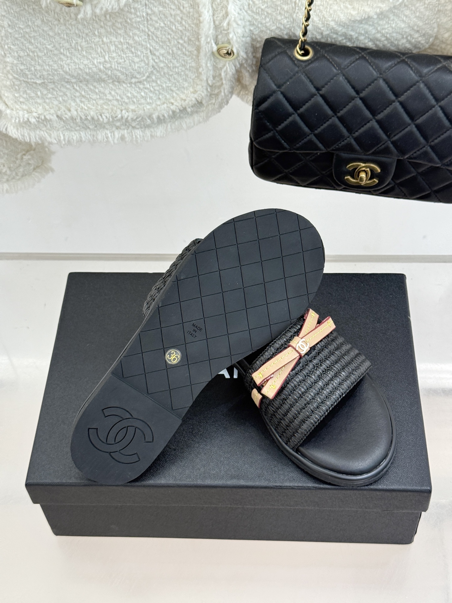 CHANE*｜小香26S双C蝴蝶结编织懒人拖鞋承袭香奈儿法式优雅精髓将慵懒与精致完美融合。细腻编织鞋面自