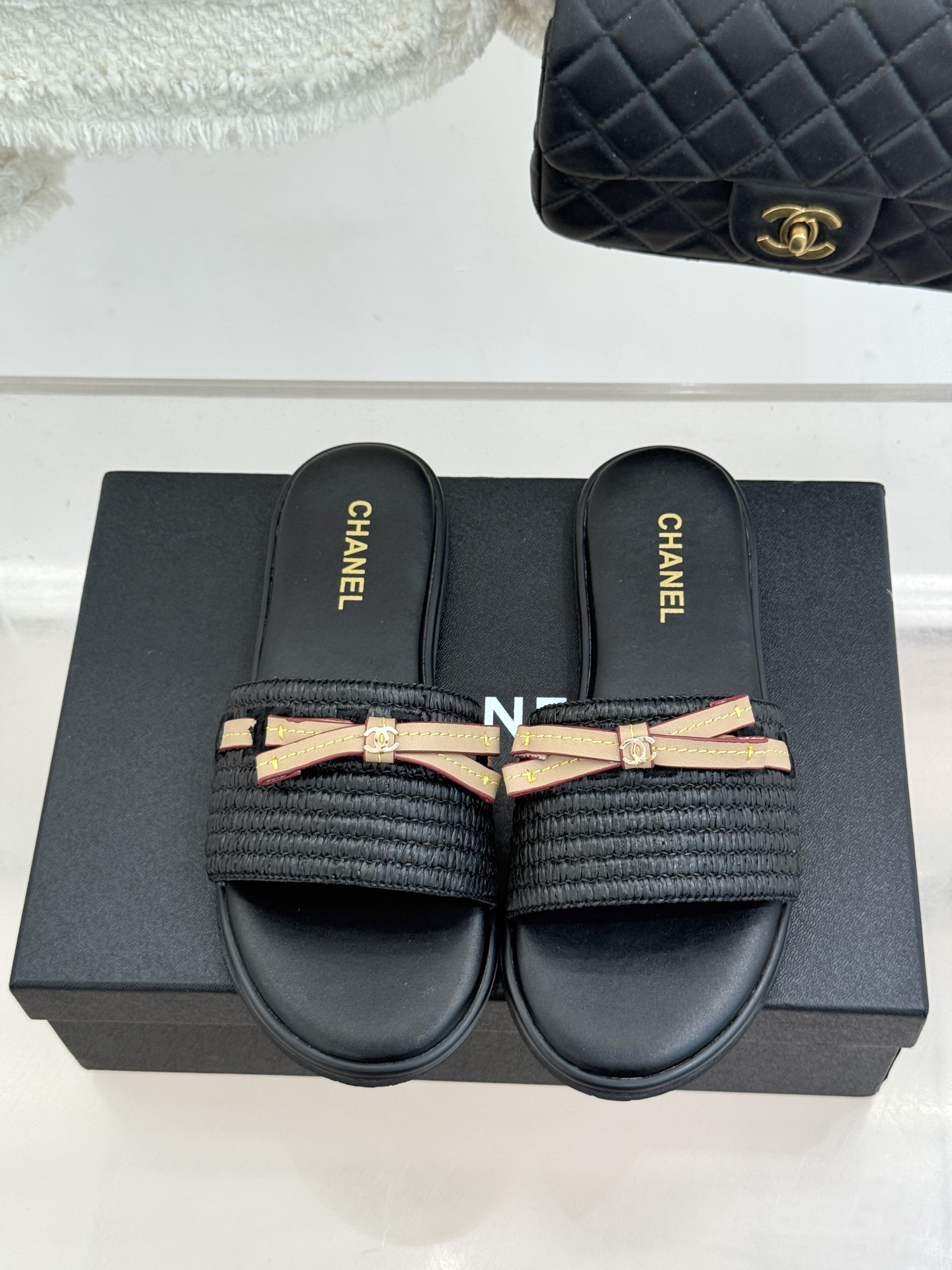 CHANE*｜小香26S双C蝴蝶结编织懒人拖鞋承袭香奈儿法式优雅精髓将慵懒与精致完美融合。细腻编织鞋面自