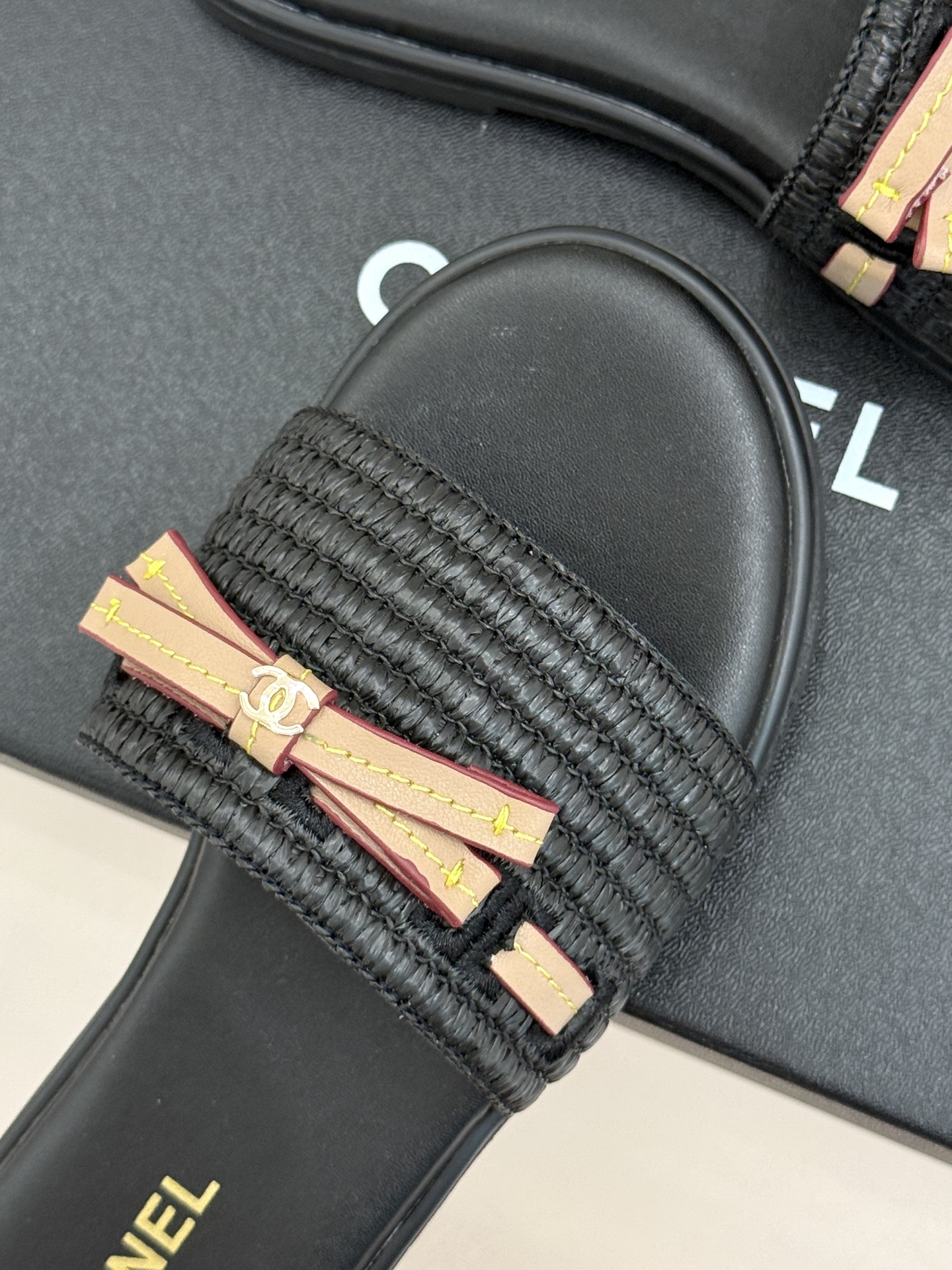 CHANE*｜小香26S双C蝴蝶结编织懒人拖鞋承袭香奈儿法式优雅精髓将慵懒与精致完美融合。细腻编织鞋面自