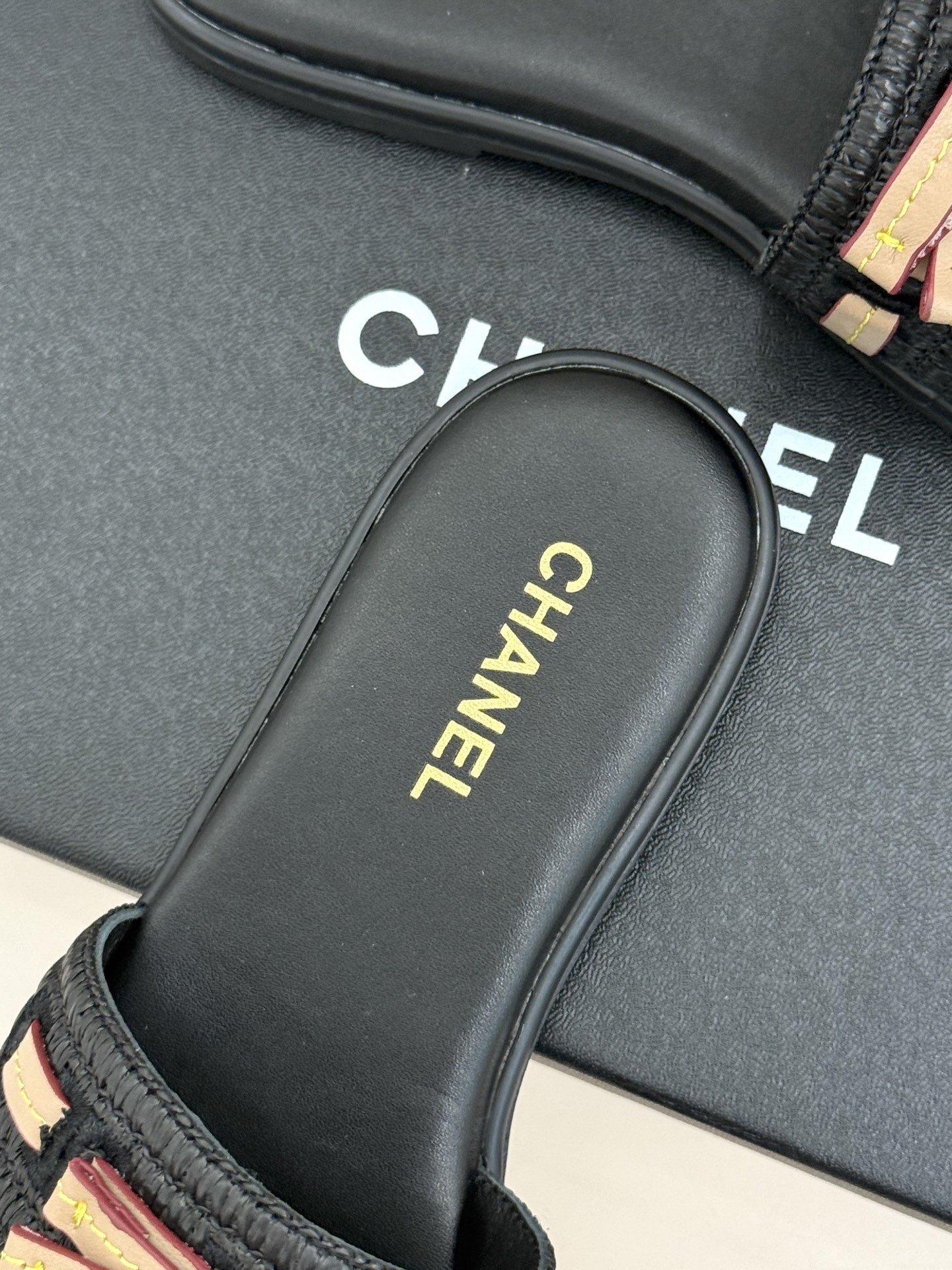 CHANE*｜小香26S双C蝴蝶结编织懒人拖鞋承袭香奈儿法式优雅精髓将慵懒与精致完美融合。细腻编织鞋面自