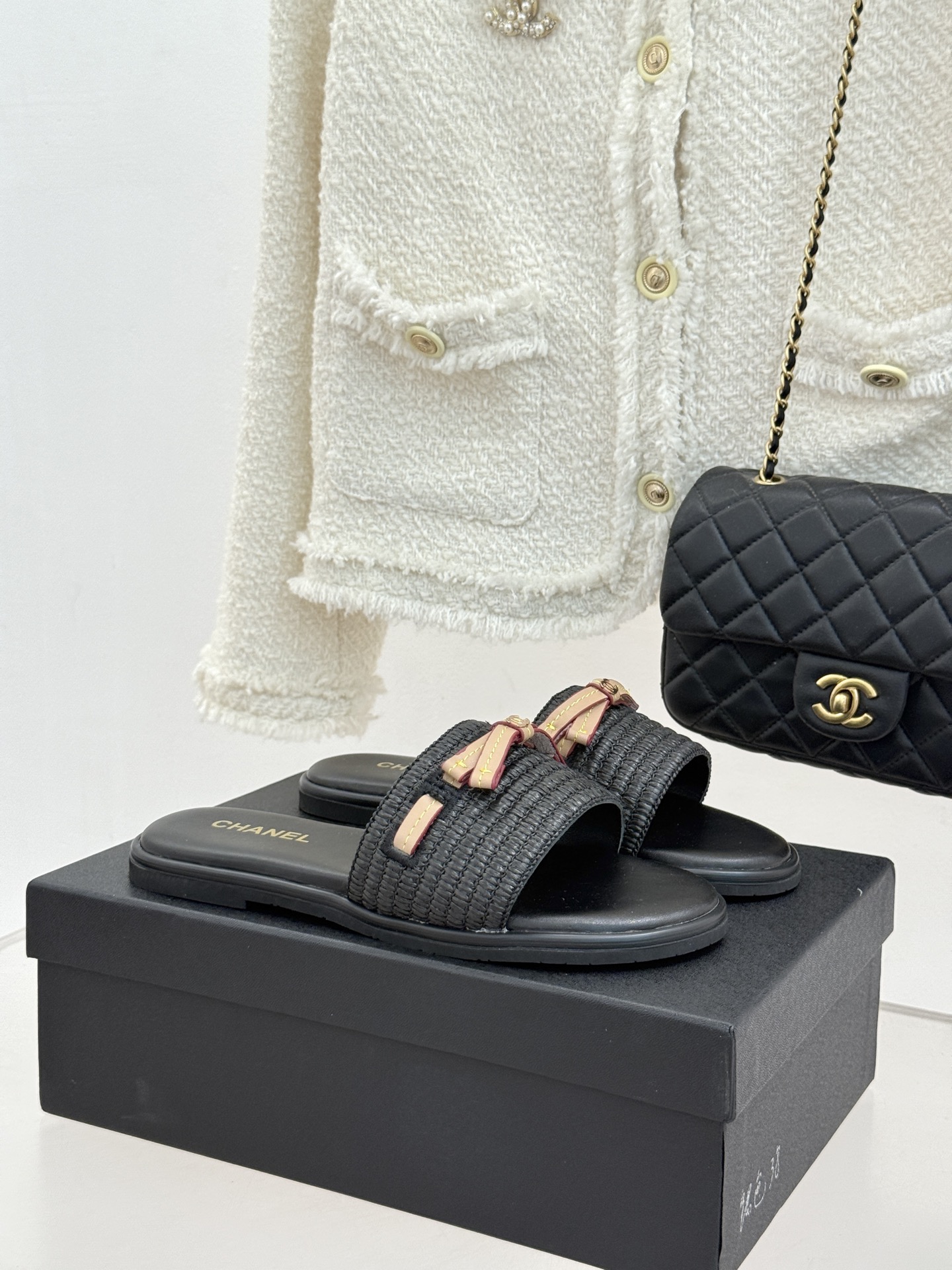 CHANE*｜小香26S双C蝴蝶结编织懒人拖鞋承袭香奈儿法式优雅精髓将慵懒与精致完美融合。细腻编织鞋面自