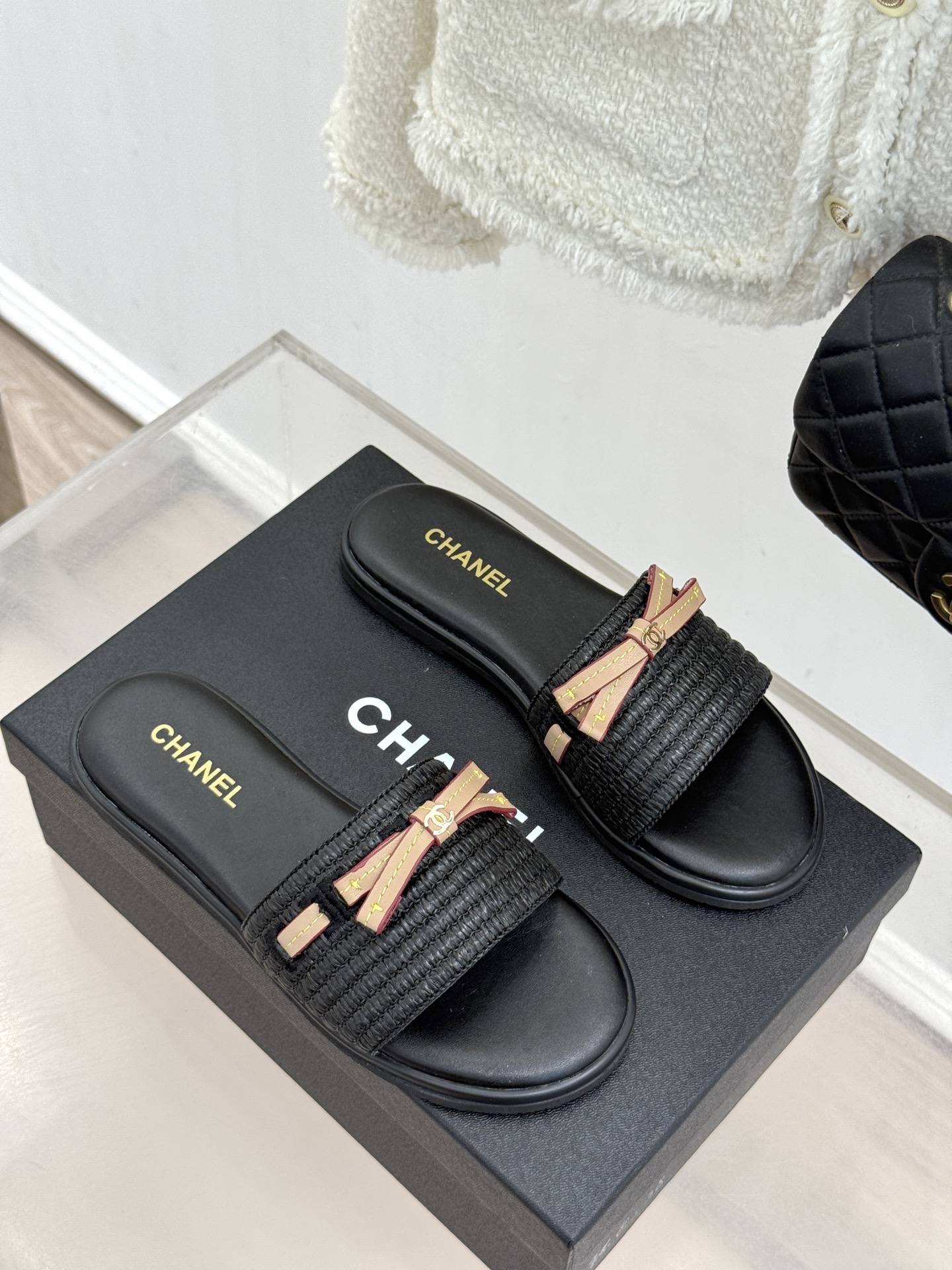 CHANE*｜小香26S双C蝴蝶结编织懒人拖鞋承袭香奈儿法式优雅精髓将慵懒与精致完美融合。细腻编织鞋面自