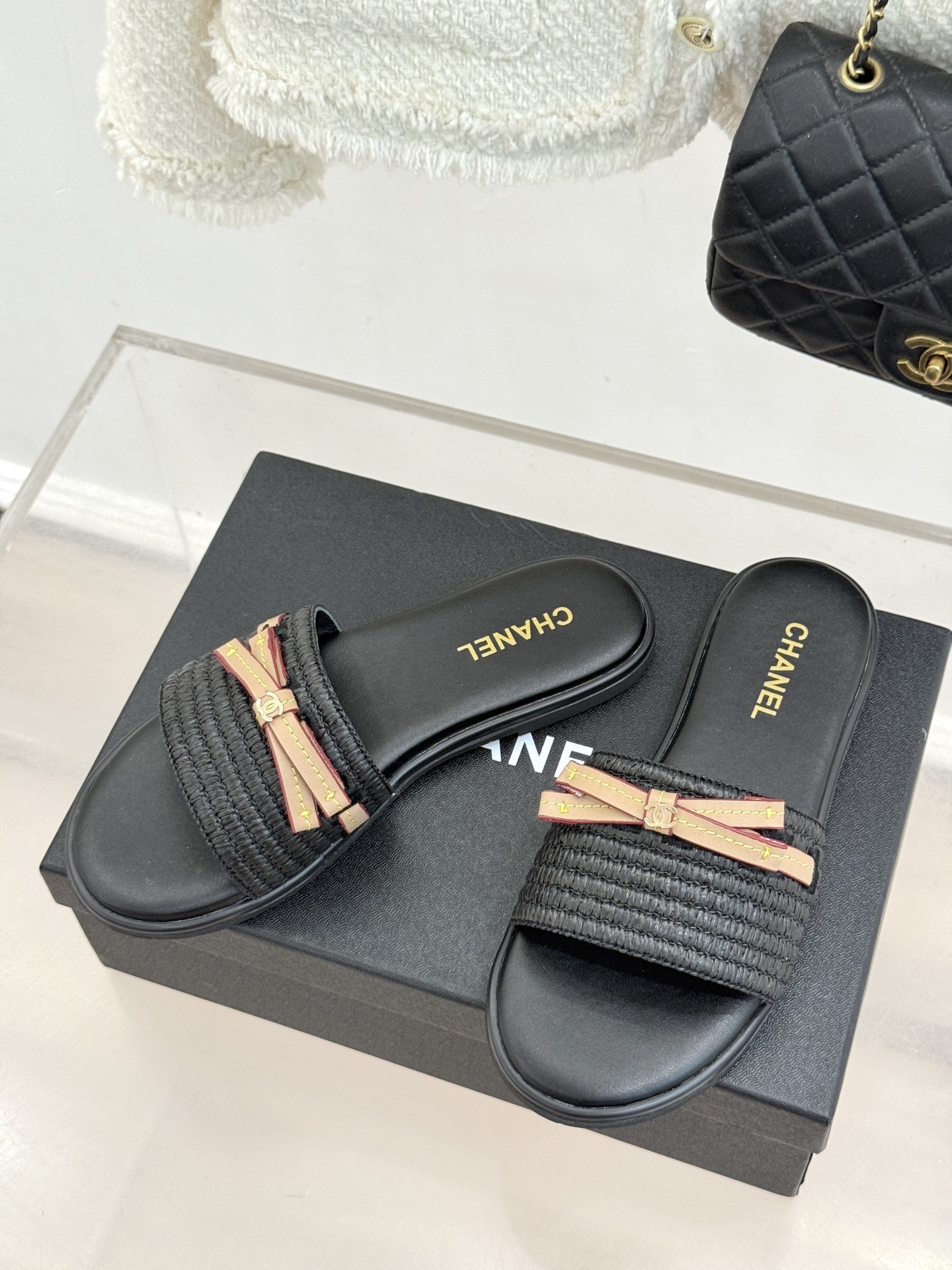 CHANE*｜小香26S双C蝴蝶结编织懒人拖鞋承袭香奈儿法式优雅精髓将慵懒与精致完美融合。细腻编织鞋面自