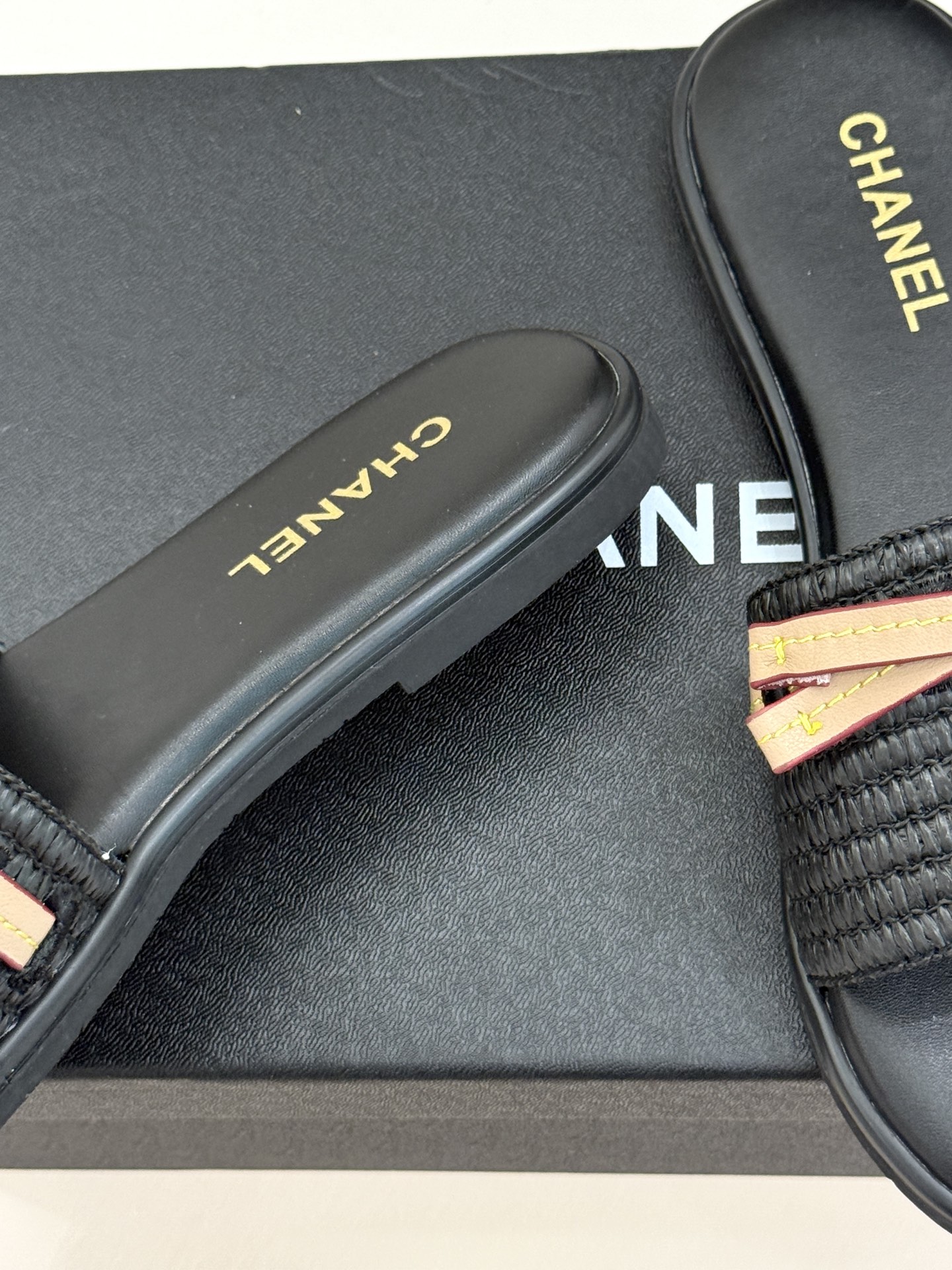 CHANE*｜小香26S双C蝴蝶结编织懒人拖鞋承袭香奈儿法式优雅精髓将慵懒与精致完美融合。细腻编织鞋面自