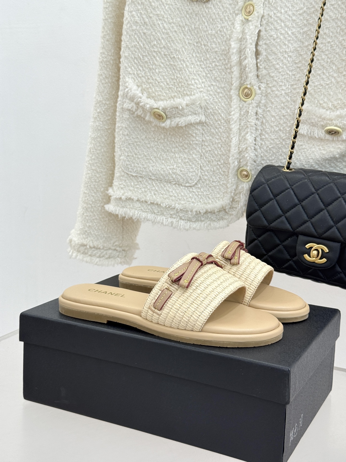 CHANE*｜小香26S双C蝴蝶结编织懒人拖鞋承袭香奈儿法式优雅精髓将慵懒与精致完美融合。细腻编织鞋面自