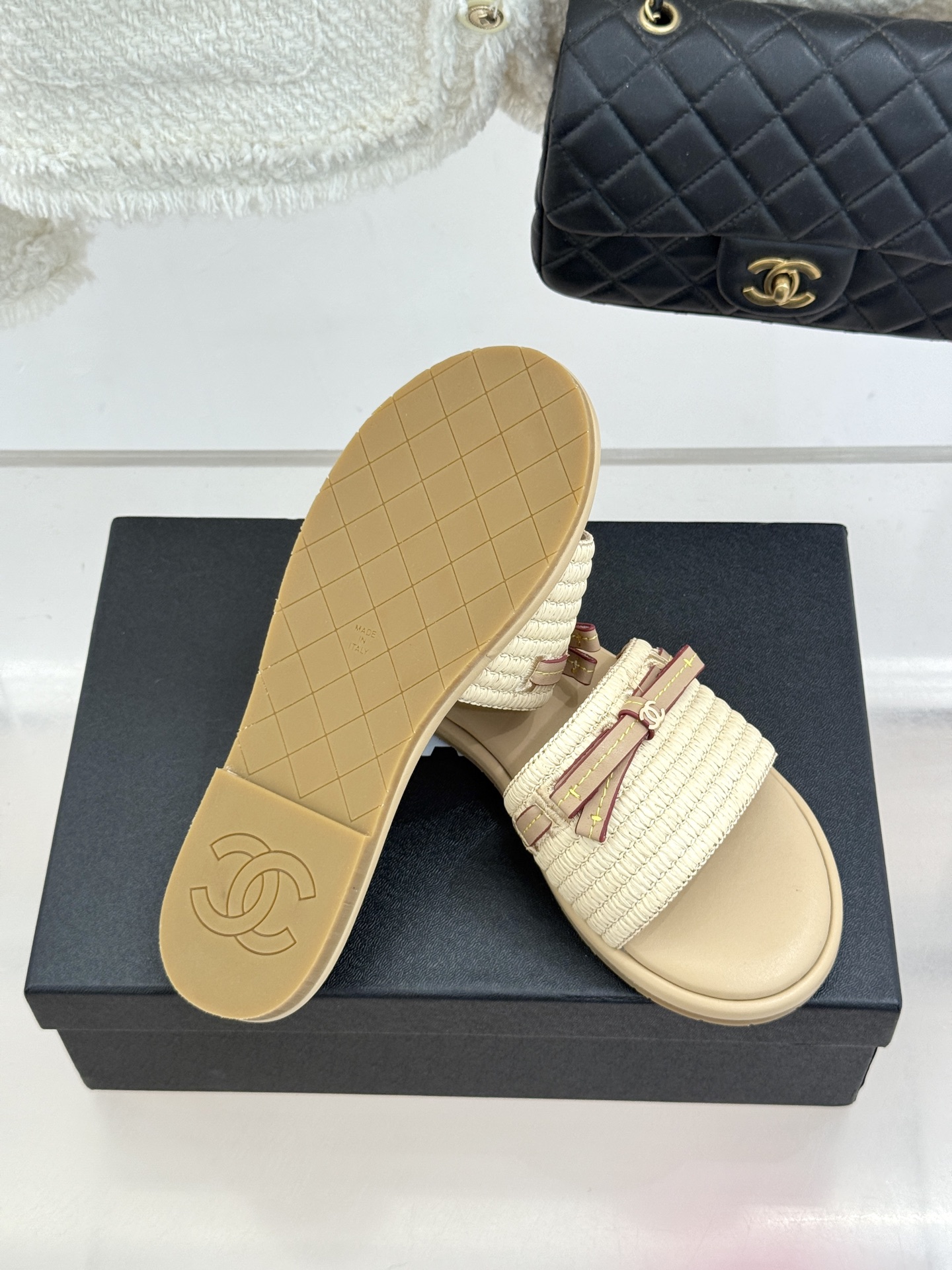 CHANE*｜小香26S双C蝴蝶结编织懒人拖鞋承袭香奈儿法式优雅精髓将慵懒与精致完美融合。细腻编织鞋面自