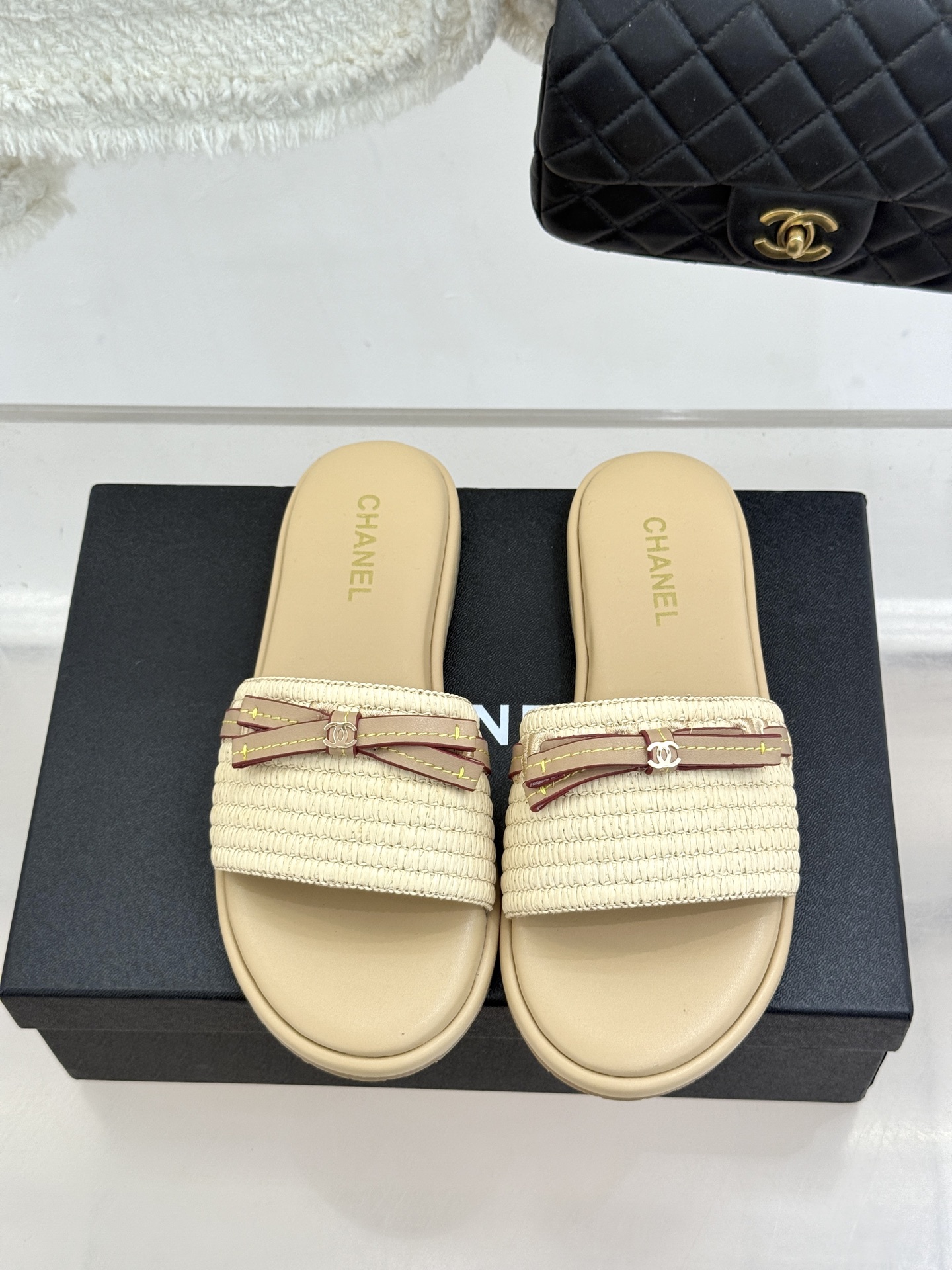 CHANE*｜小香26S双C蝴蝶结编织懒人拖鞋承袭香奈儿法式优雅精髓将慵懒与精致完美融合。细腻编织鞋面自