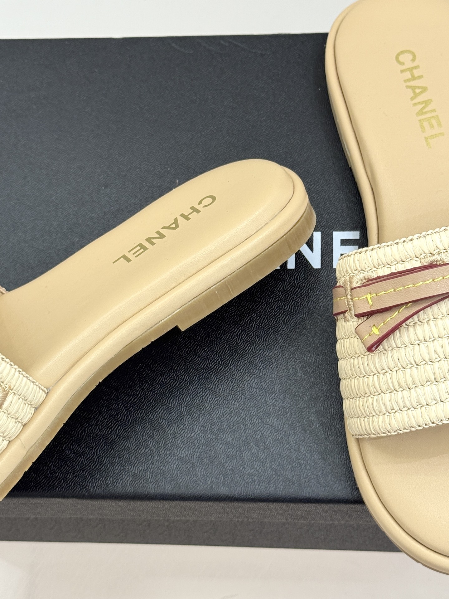 CHANE*｜小香26S双C蝴蝶结编织懒人拖鞋承袭香奈儿法式优雅精髓将慵懒与精致完美融合。细腻编织鞋面自