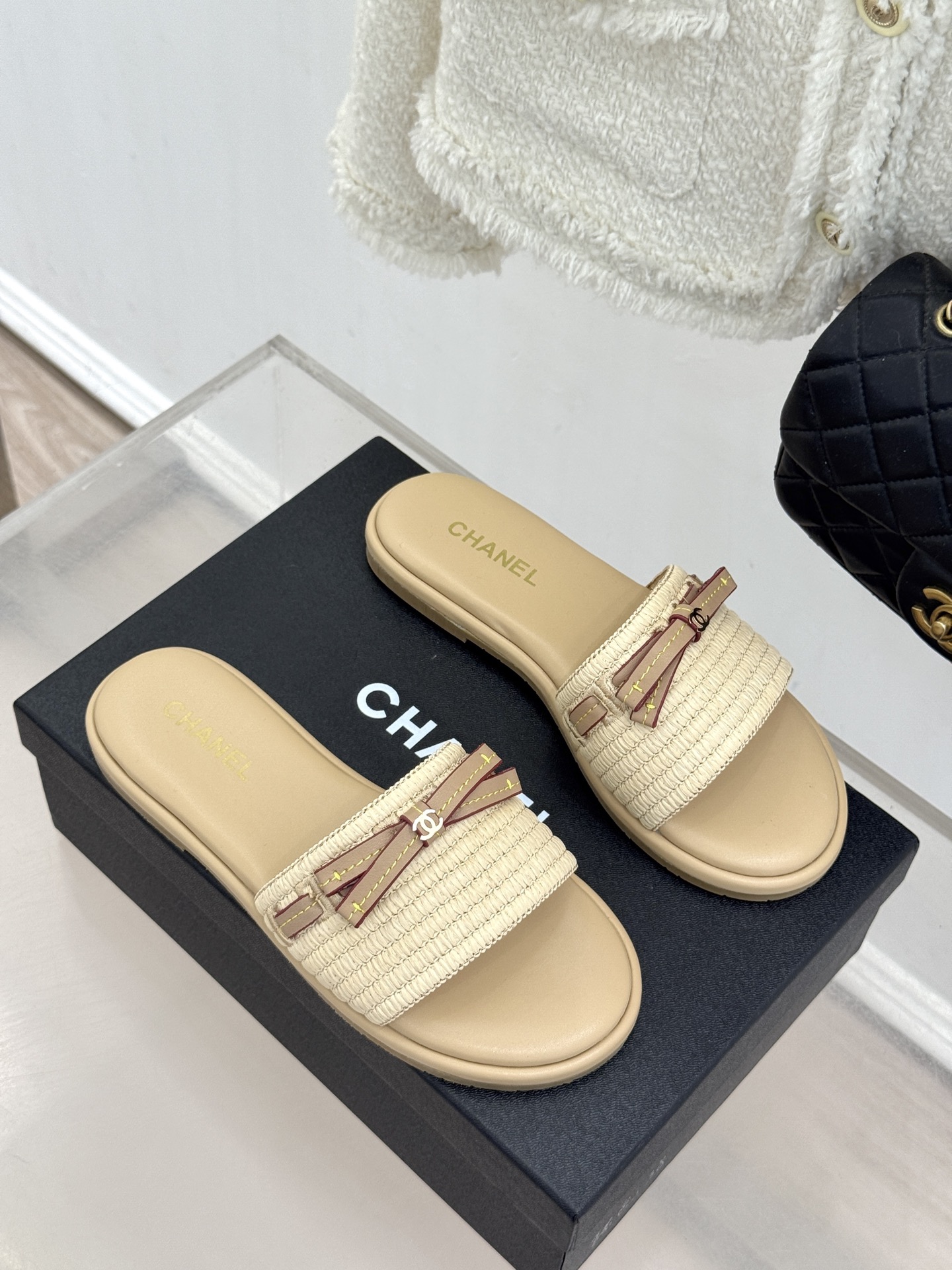 CHANE*｜小香26S双C蝴蝶结编织懒人拖鞋承袭香奈儿法式优雅精髓将慵懒与精致完美融合。细腻编织鞋面自