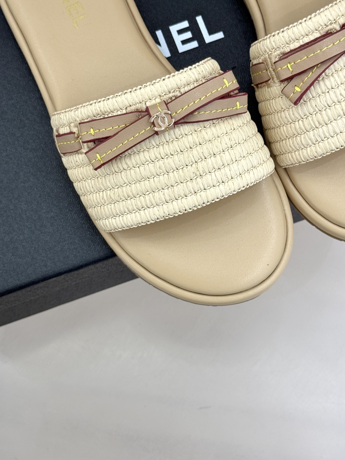 CHANE*｜小香26S双C蝴蝶结编织懒人拖鞋承袭香奈儿法式优雅精髓将慵懒与精致完美融合。细腻编织鞋面自