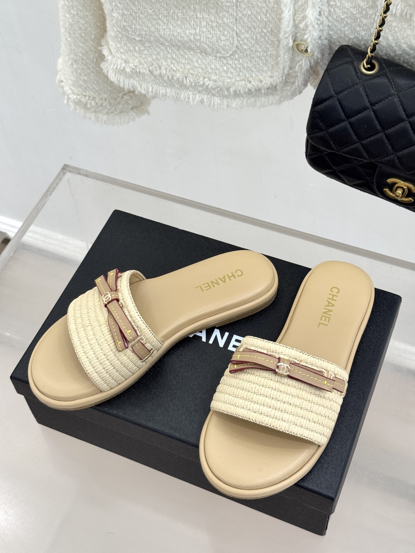 CHANE*｜小香26S双C蝴蝶结编织懒人拖鞋承袭香奈儿法式优雅精髓将慵懒与精致完美融合。细腻编织鞋面自