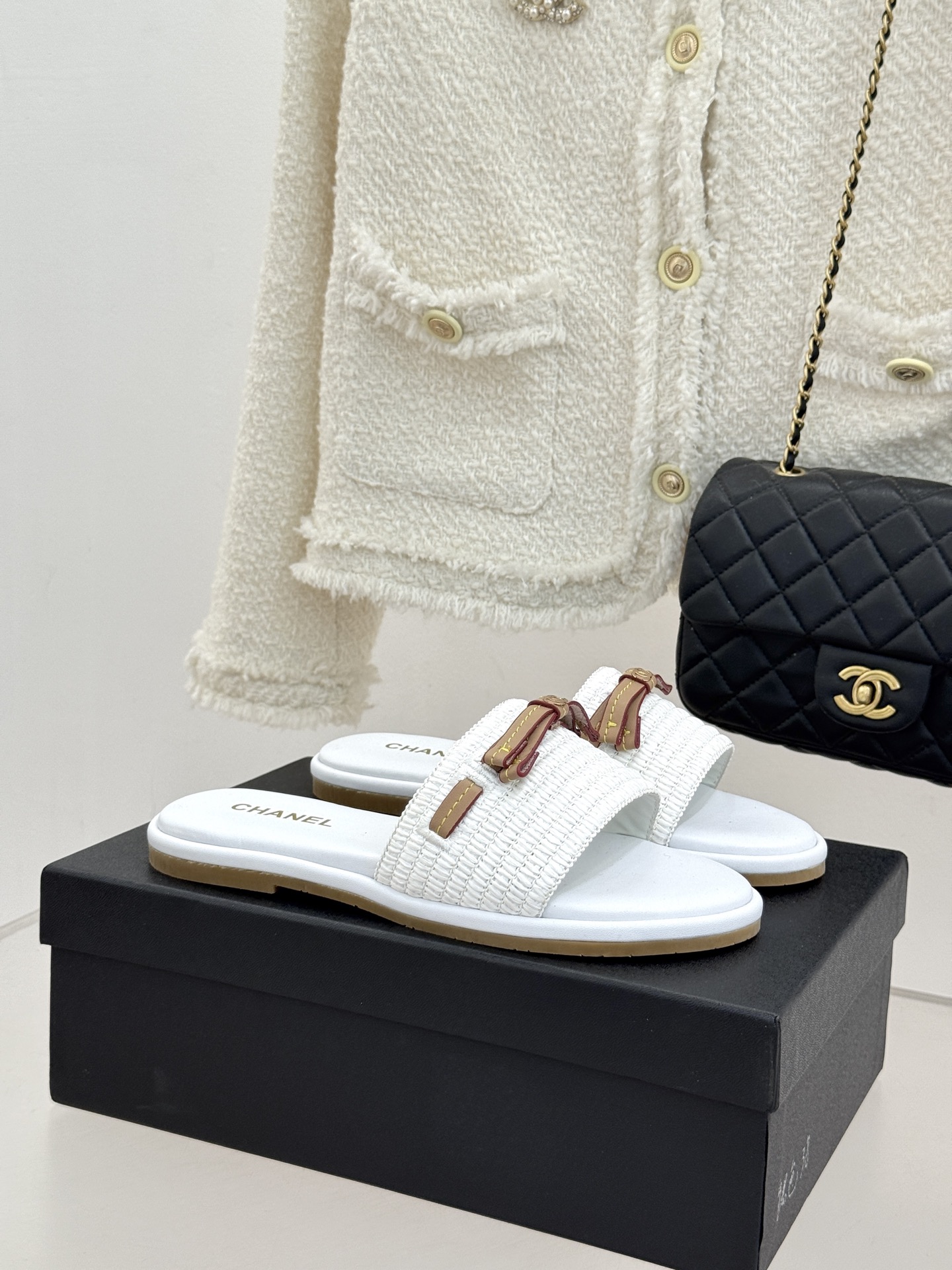 CHANE*｜小香26S双C蝴蝶结编织懒人拖鞋承袭香奈儿法式优雅精髓将慵懒与精致完美融合。细腻编织鞋面自