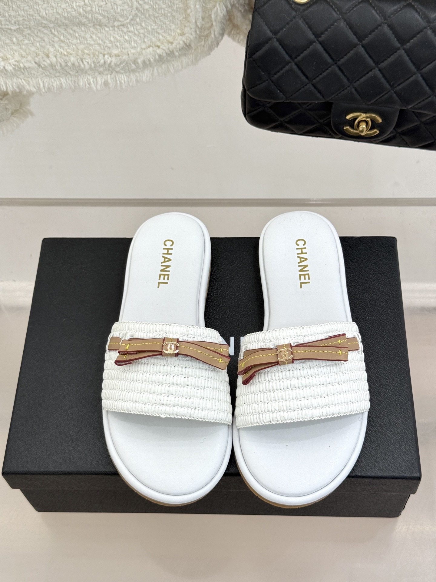 CHANE*｜小香26S双C蝴蝶结编织懒人拖鞋承袭香奈儿法式优雅精髓将慵懒与精致完美融合。细腻编织鞋面自