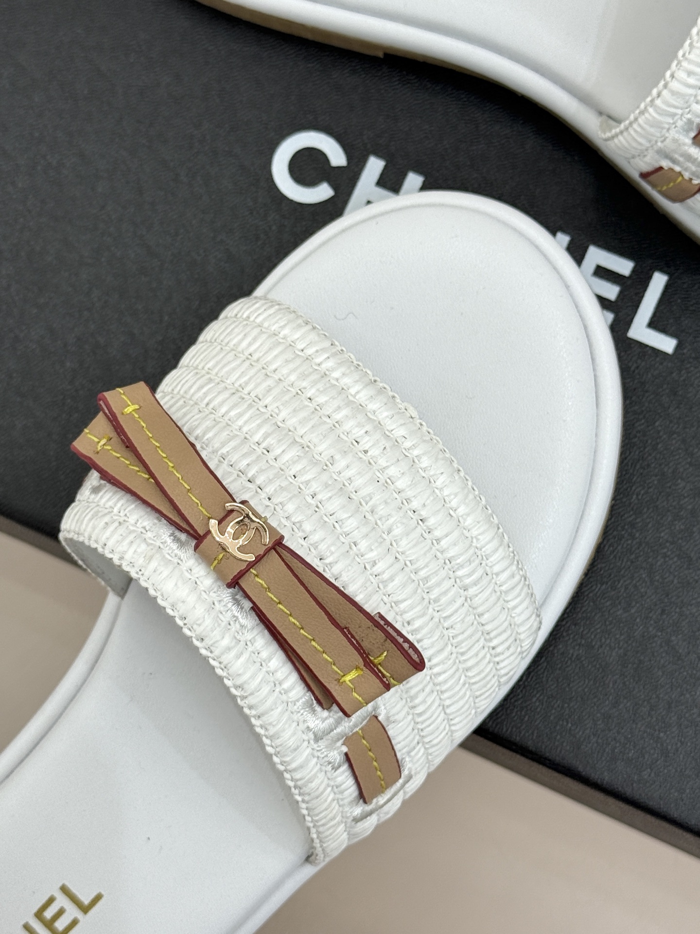 CHANE*｜小香26S双C蝴蝶结编织懒人拖鞋承袭香奈儿法式优雅精髓将慵懒与精致完美融合。细腻编织鞋面自