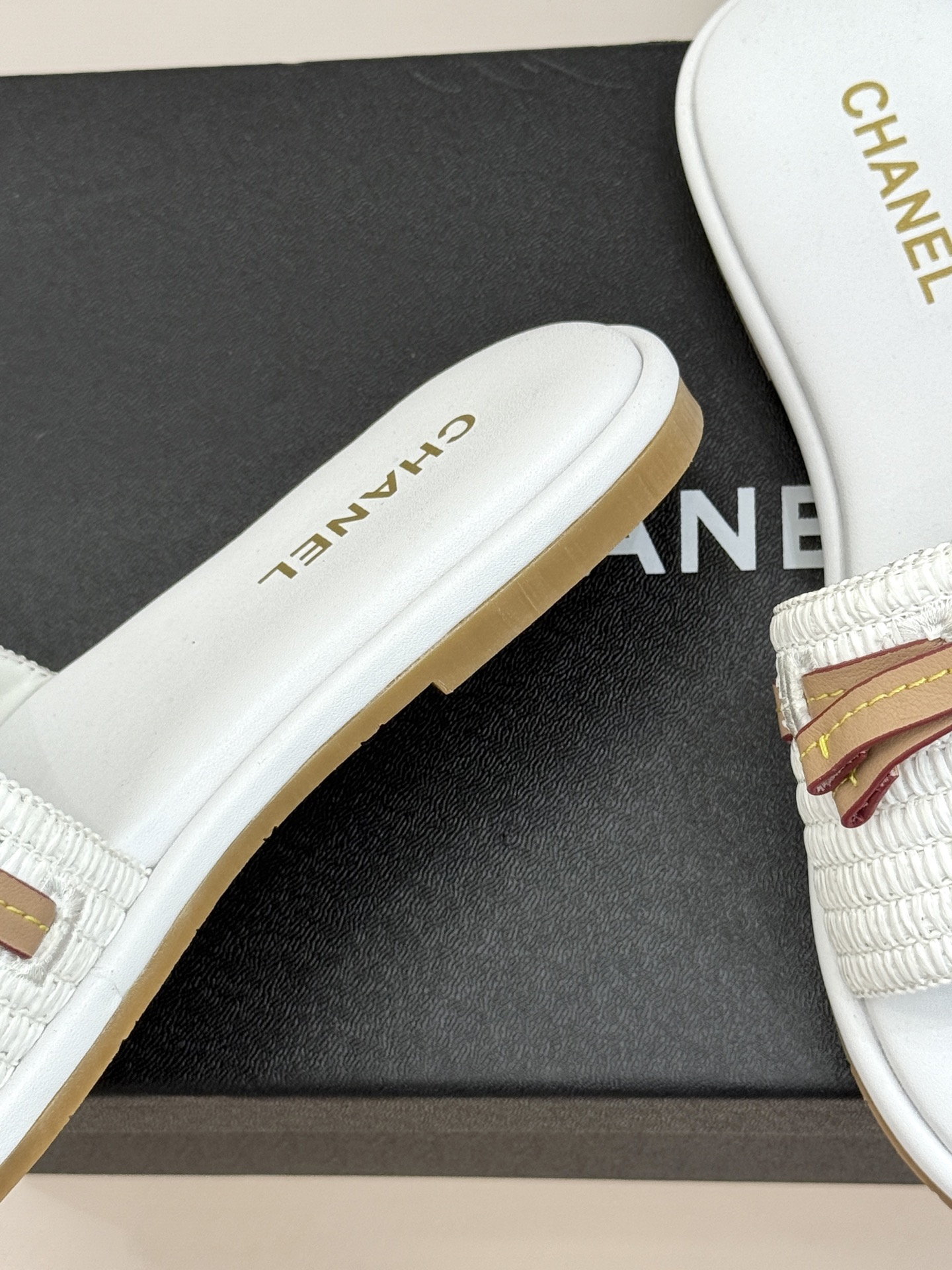 CHANE*｜小香26S双C蝴蝶结编织懒人拖鞋承袭香奈儿法式优雅精髓将慵懒与精致完美融合。细腻编织鞋面自