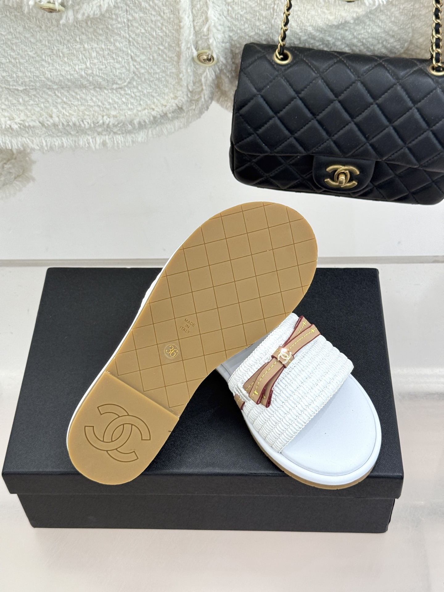 CHANE*｜小香26S双C蝴蝶结编织懒人拖鞋承袭香奈儿法式优雅精髓将慵懒与精致完美融合。细腻编织鞋面自