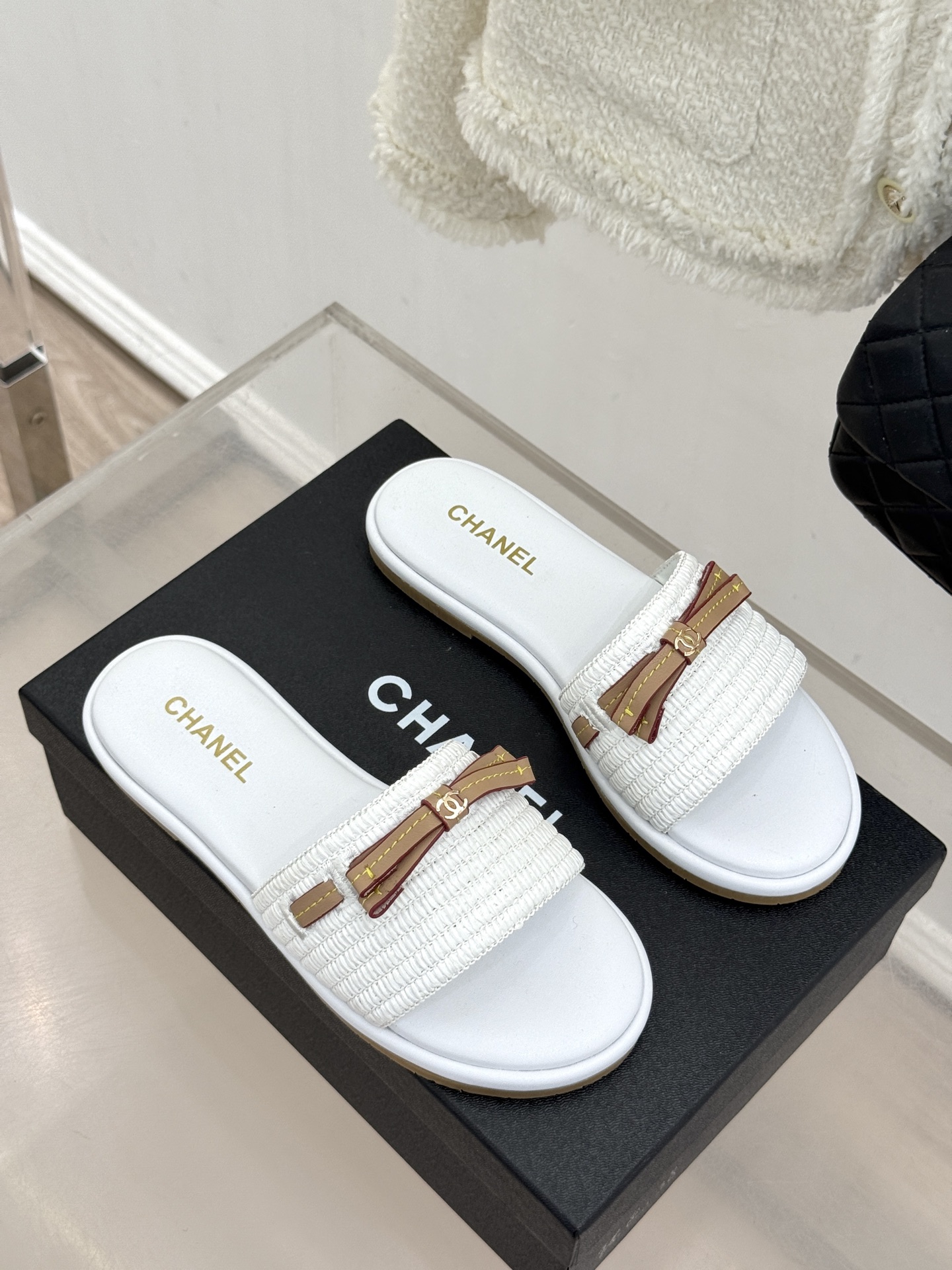 CHANE*｜小香26S双C蝴蝶结编织懒人拖鞋承袭香奈儿法式优雅精髓将慵懒与精致完美融合。细腻编织鞋面自