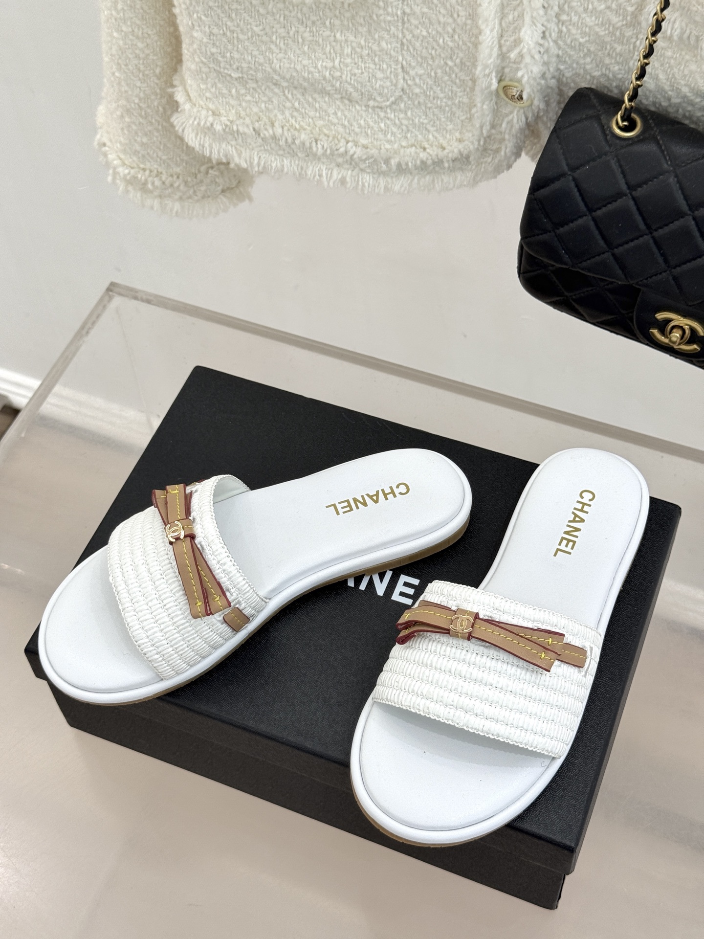 CHANE*｜小香26S双C蝴蝶结编织懒人拖鞋承袭香奈儿法式优雅精髓将慵懒与精致完美融合。细腻编织鞋面自