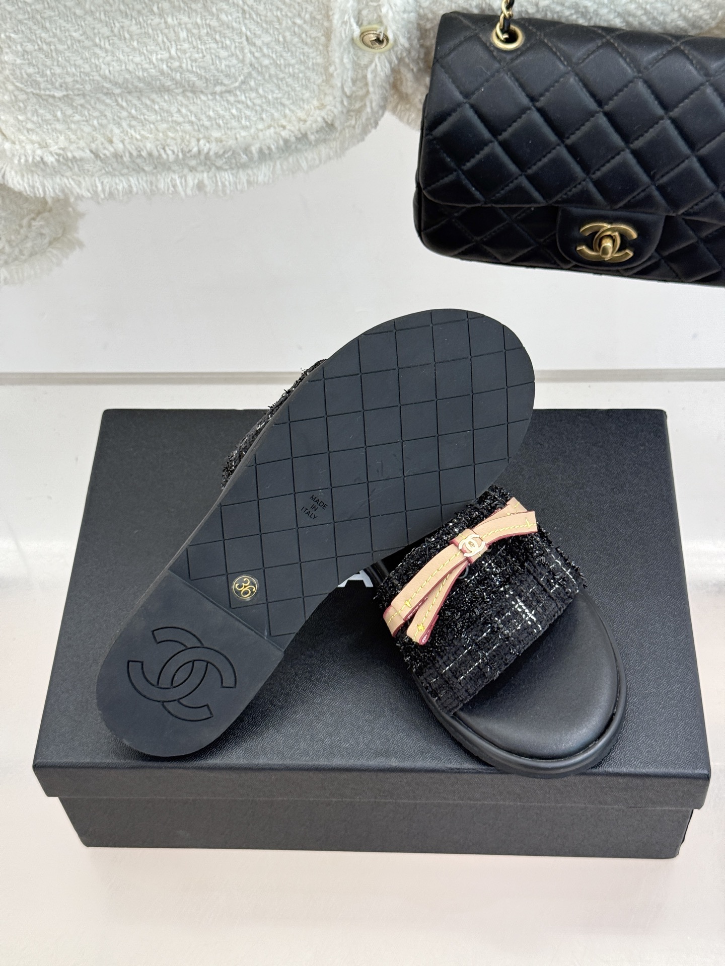 CHANE*｜小香26S双C蝴蝶结编织懒人拖鞋承袭香奈儿法式优雅精髓将慵懒与精致完美融合。细腻编织鞋面自