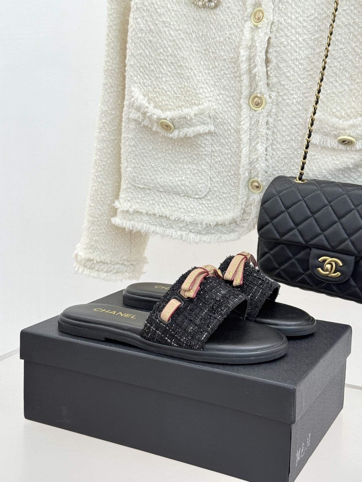 CHANE*｜小香26S双C蝴蝶结编织懒人拖鞋承袭香奈儿法式优雅精髓将慵懒与精致完美融合。细腻编织鞋面自
