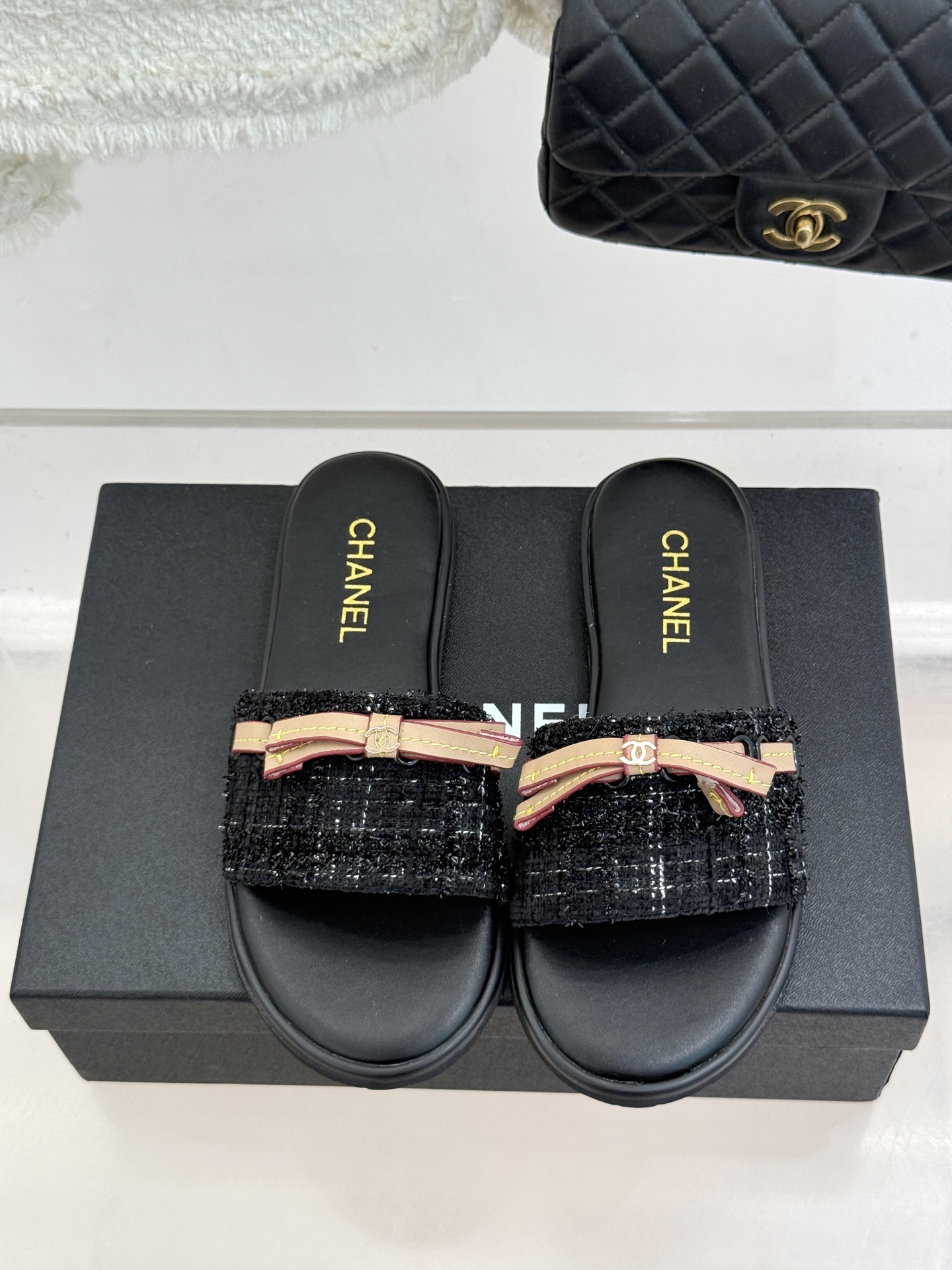 CHANE*｜小香26S双C蝴蝶结编织懒人拖鞋承袭香奈儿法式优雅精髓将慵懒与精致完美融合。细腻编织鞋面自