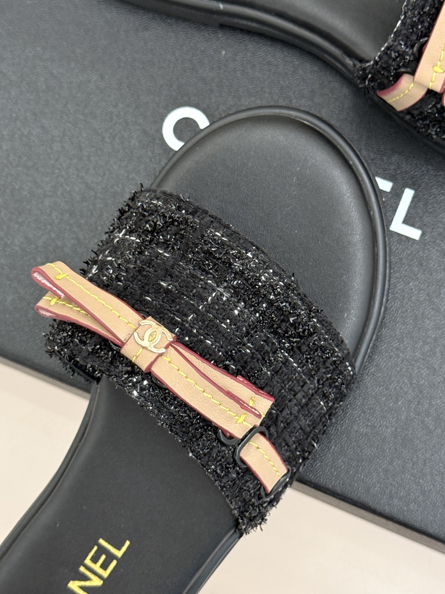 CHANE*｜小香26S双C蝴蝶结编织懒人拖鞋承袭香奈儿法式优雅精髓将慵懒与精致完美融合。细腻编织鞋面自