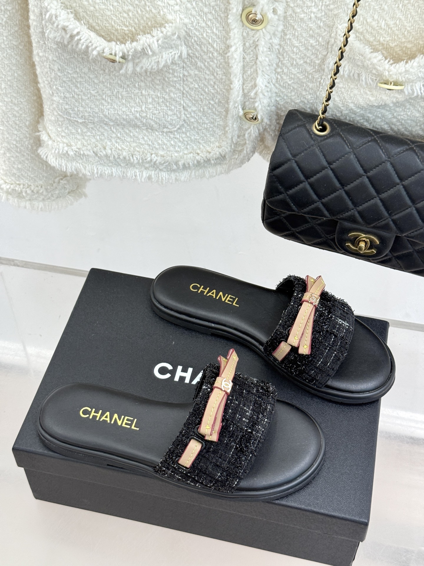 CHANE*｜小香26S双C蝴蝶结编织懒人拖鞋承袭香奈儿法式优雅精髓将慵懒与精致完美融合。细腻编织鞋面自