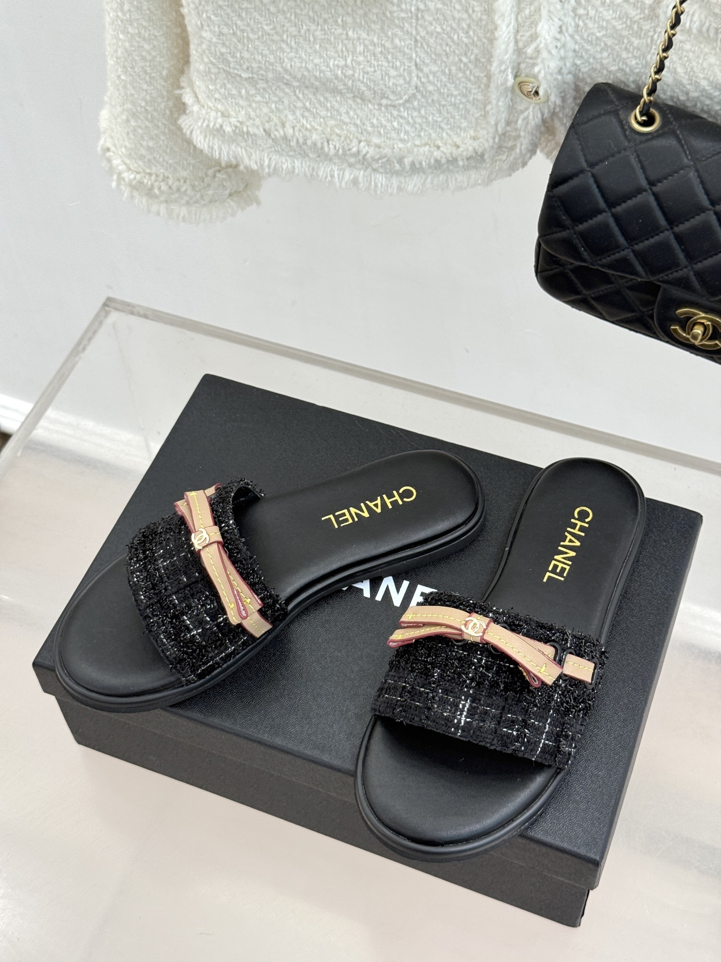 CHANE*｜小香26S双C蝴蝶结编织懒人拖鞋承袭香奈儿法式优雅精髓将慵懒与精致完美融合。细腻编织鞋面自