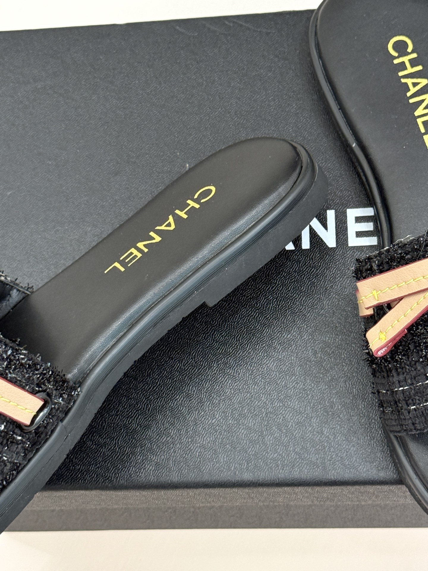 CHANE*｜小香26S双C蝴蝶结编织懒人拖鞋承袭香奈儿法式优雅精髓将慵懒与精致完美融合。细腻编织鞋面自