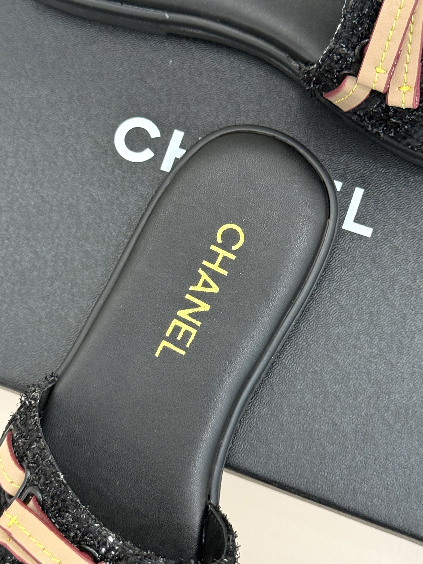 CHANE*｜小香26S双C蝴蝶结编织懒人拖鞋承袭香奈儿法式优雅精髓将慵懒与精致完美融合。细腻编织鞋面自