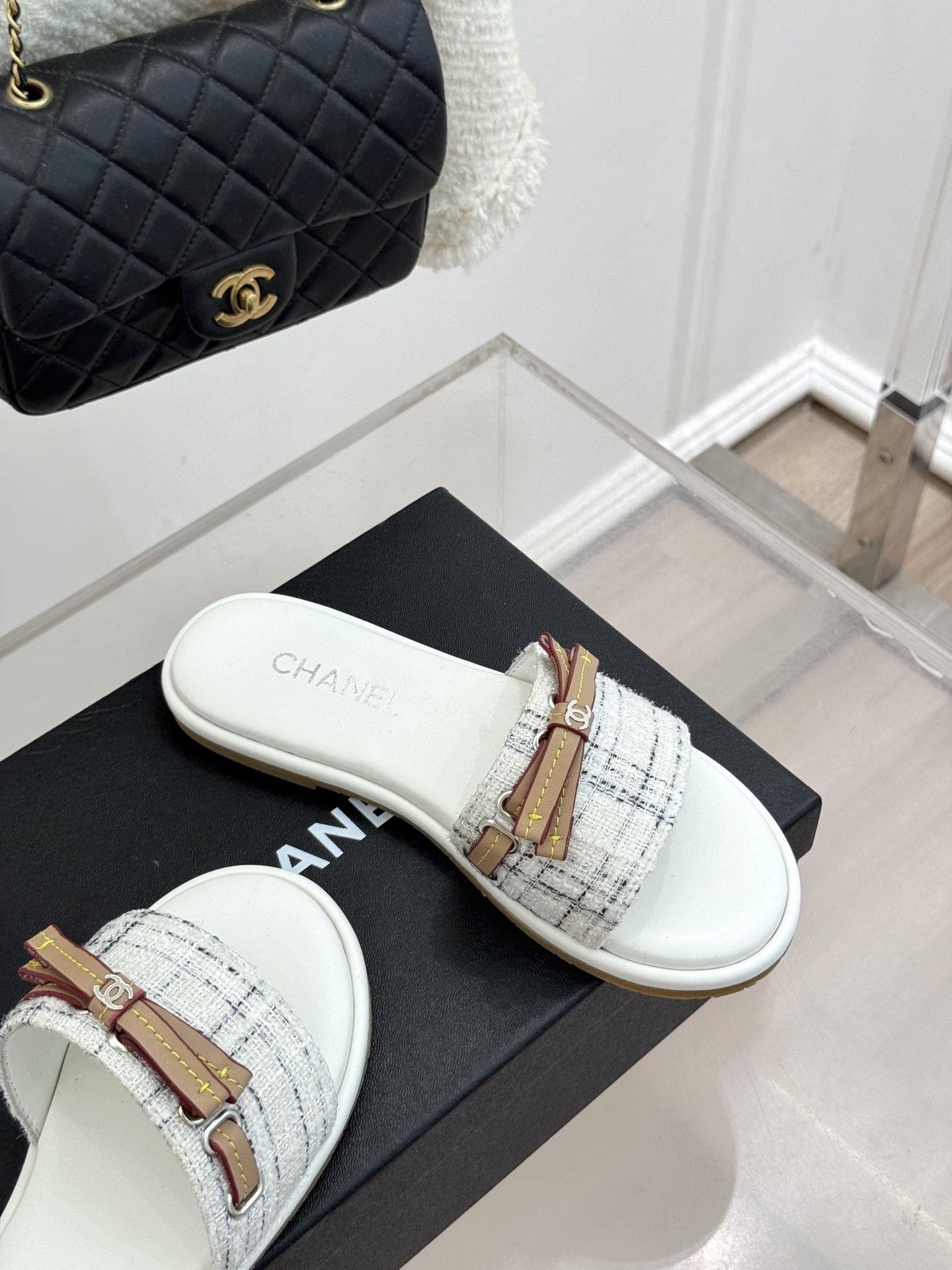 CHANE*｜小香26S双C蝴蝶结编织懒人拖鞋承袭香奈儿法式优雅精髓将慵懒与精致完美融合。细腻编织鞋面自