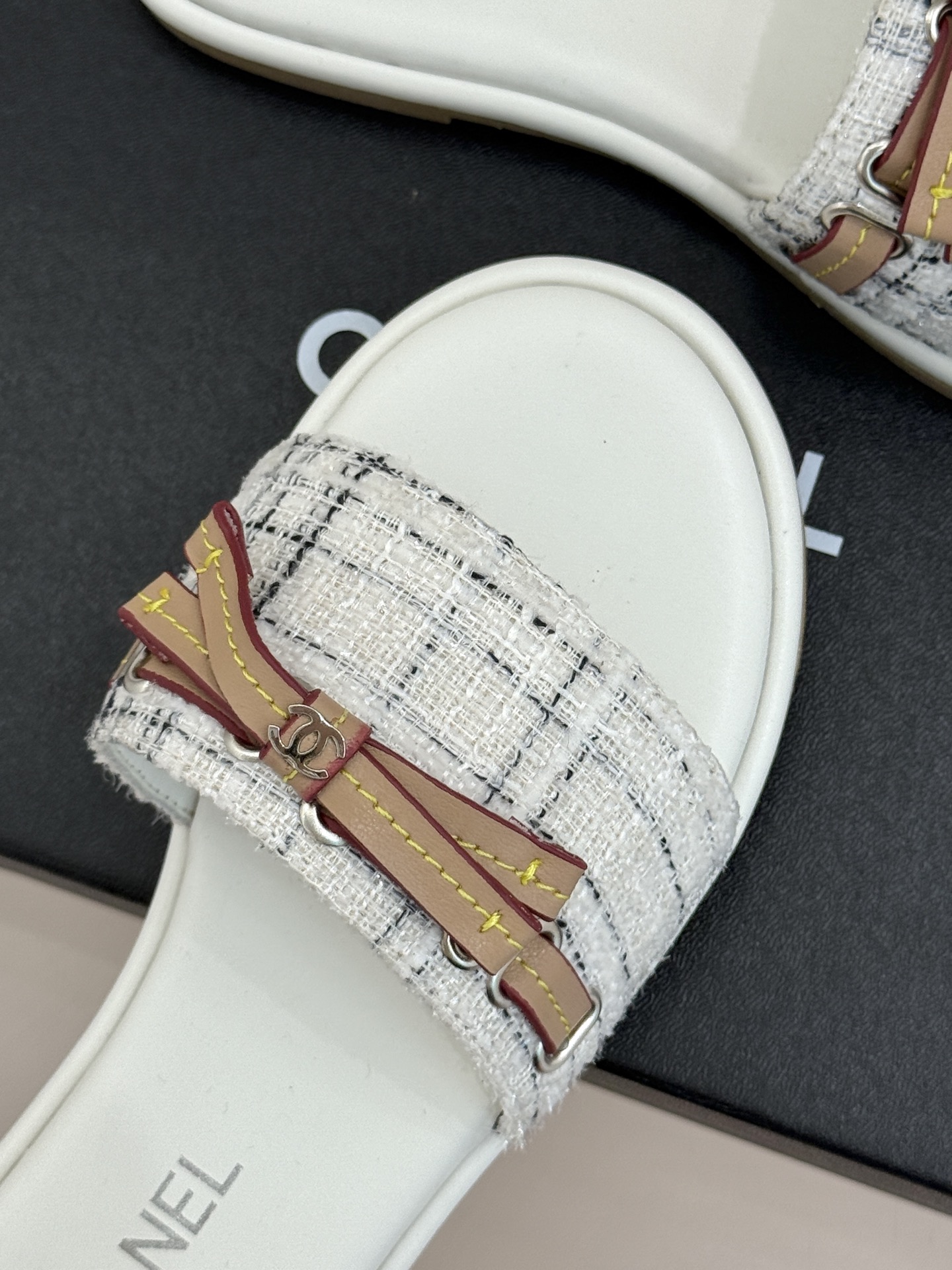 CHANE*｜小香26S双C蝴蝶结编织懒人拖鞋承袭香奈儿法式优雅精髓将慵懒与精致完美融合。细腻编织鞋面自