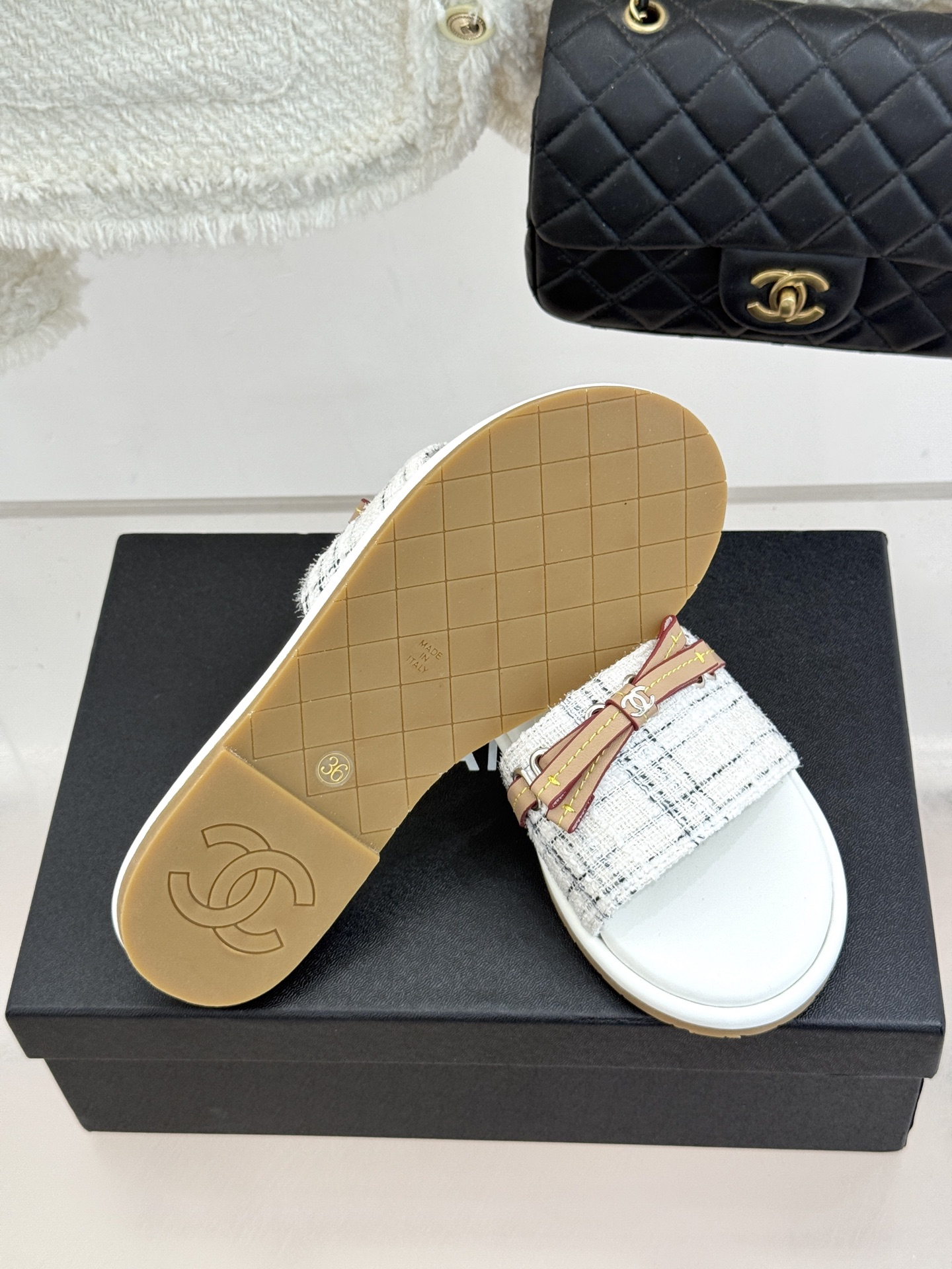 CHANE*｜小香26S双C蝴蝶结编织懒人拖鞋承袭香奈儿法式优雅精髓将慵懒与精致完美融合。细腻编织鞋面自