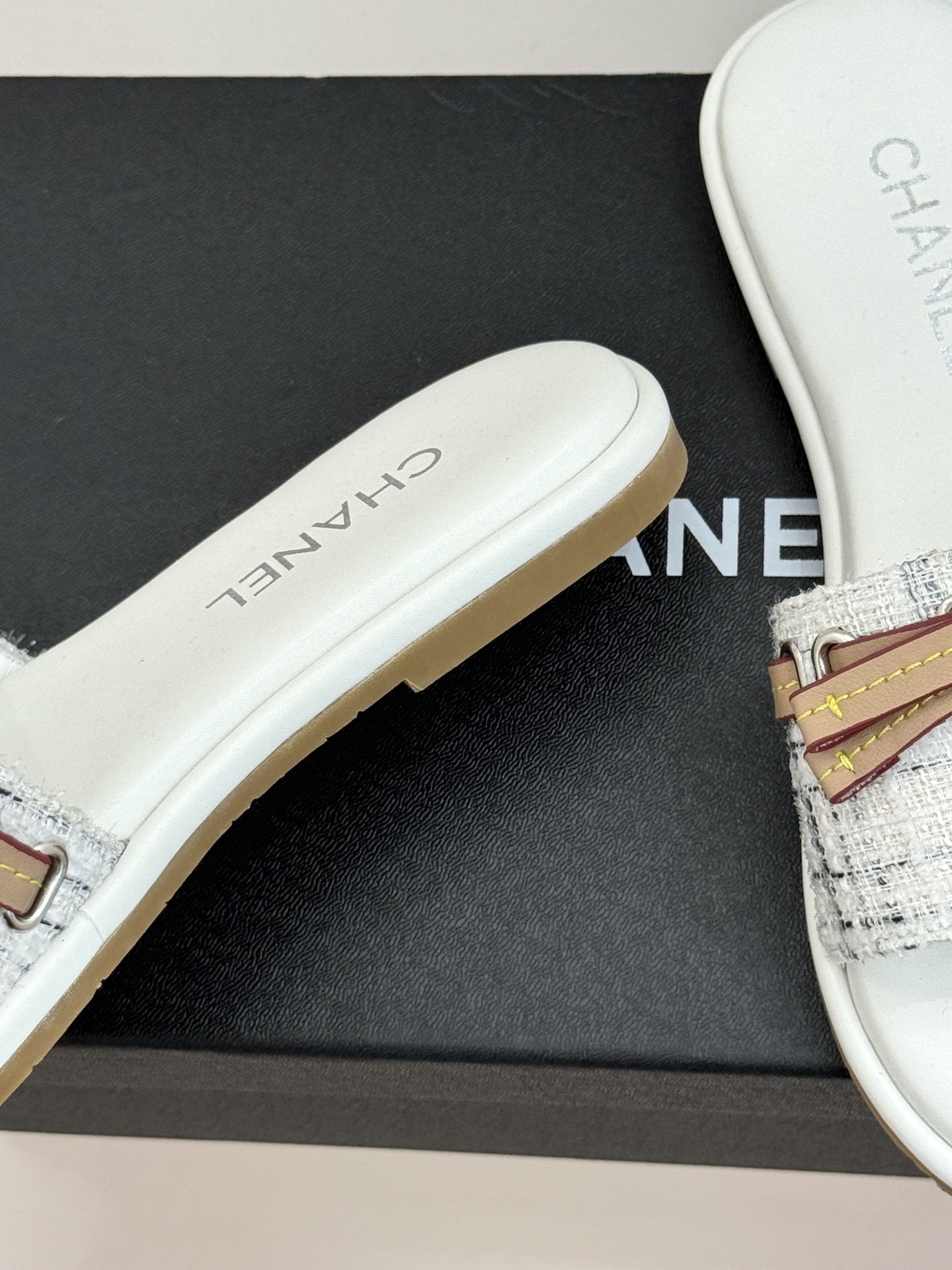 CHANE*｜小香26S双C蝴蝶结编织懒人拖鞋承袭香奈儿法式优雅精髓将慵懒与精致完美融合。细腻编织鞋面自