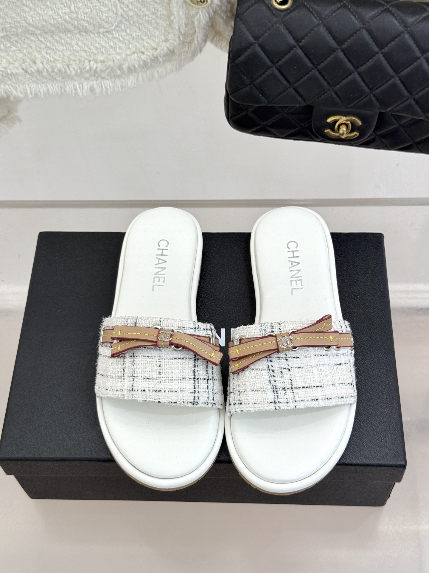 CHANE*｜小香26S双C蝴蝶结编织懒人拖鞋承袭香奈儿法式优雅精髓将慵懒与精致完美融合。细腻编织鞋面自