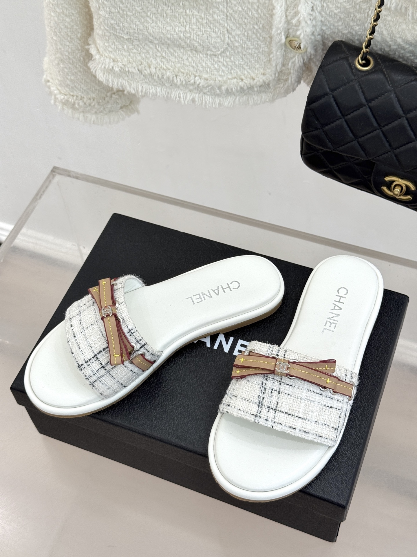 CHANE*｜小香26S双C蝴蝶结编织懒人拖鞋承袭香奈儿法式优雅精髓将慵懒与精致完美融合。细腻编织鞋面自