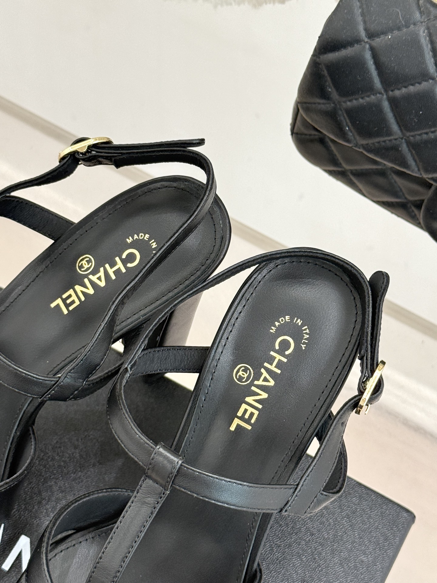 CHANE* ｜小香经典双C方头恨天高粗跟凉鞋以方头重塑经典恨天高高跟凉鞋。利落方头修饰脚型 显脚修长粗