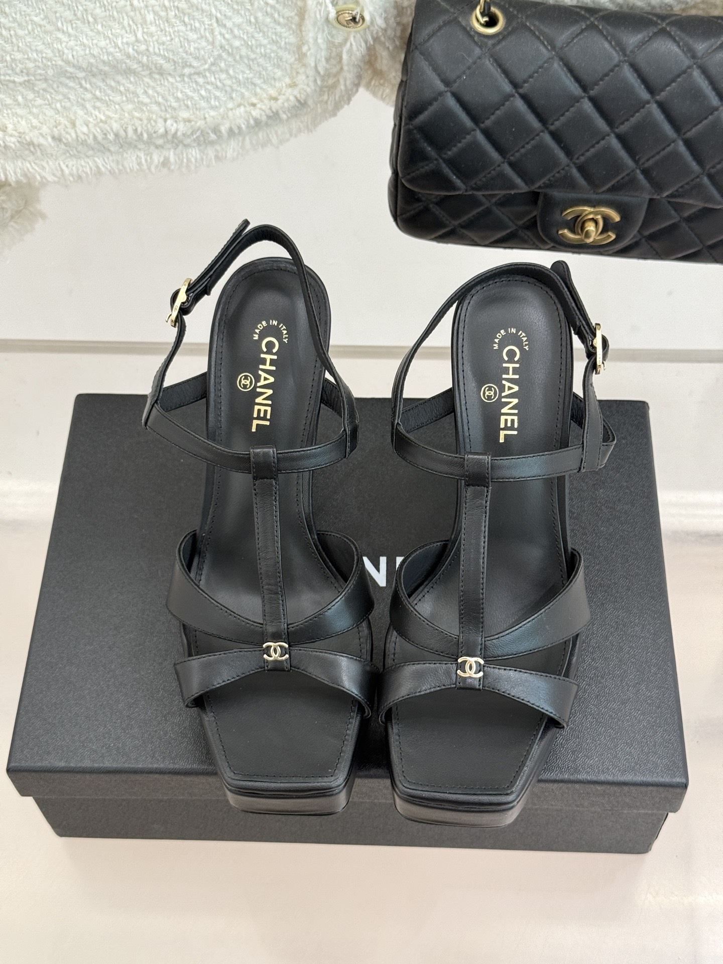 CHANE* ｜小香经典双C方头恨天高粗跟凉鞋以方头重塑经典恨天高高跟凉鞋。利落方头修饰脚型 显脚修长粗