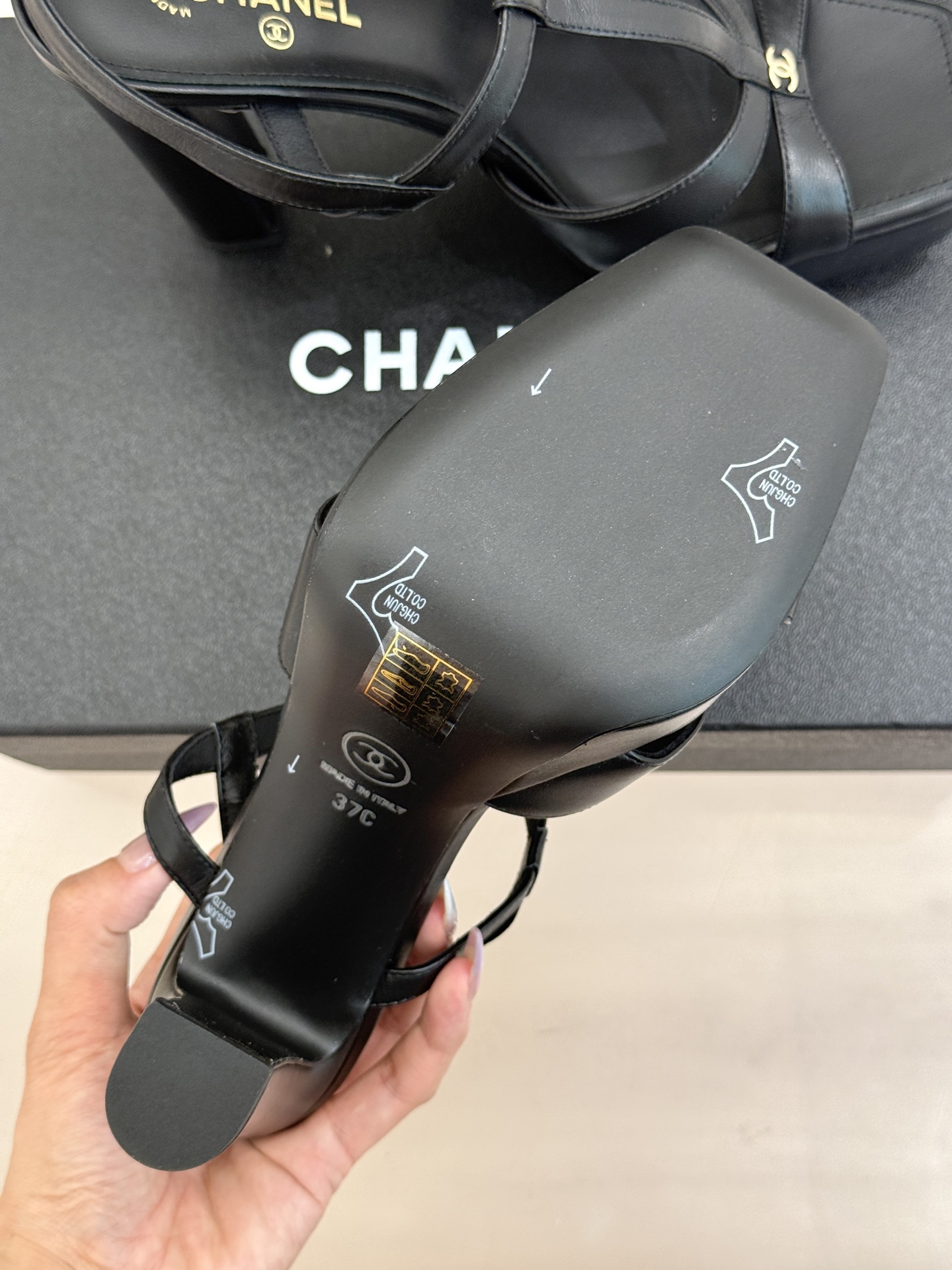 CHANE* ｜小香经典双C方头恨天高粗跟凉鞋以方头重塑经典恨天高高跟凉鞋。利落方头修饰脚型 显脚修长粗