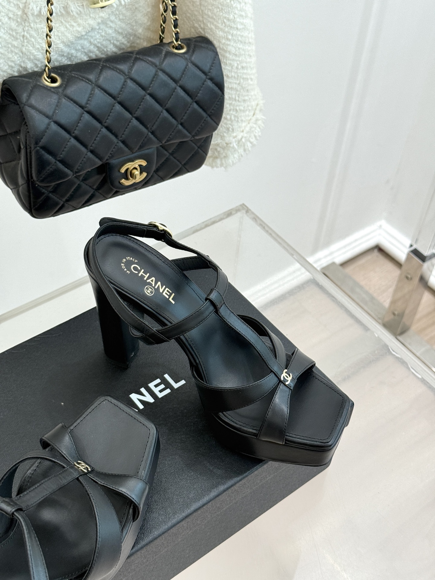 CHANE* ｜小香经典双C方头恨天高粗跟凉鞋以方头重塑经典恨天高高跟凉鞋。利落方头修饰脚型 显脚修长粗