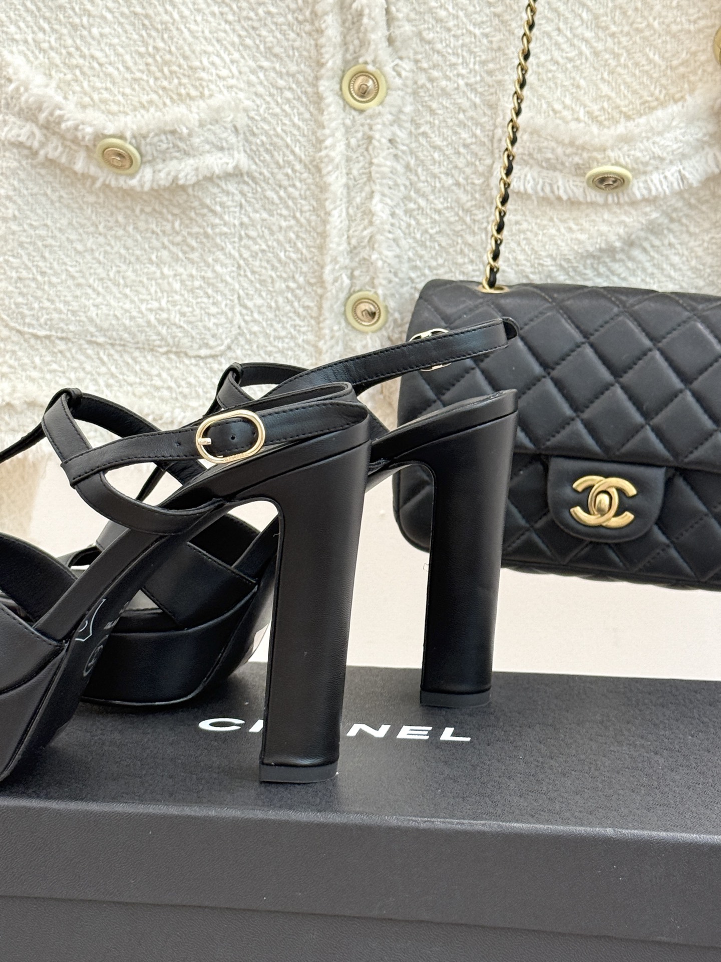 CHANE* ｜小香经典双C方头恨天高粗跟凉鞋以方头重塑经典恨天高高跟凉鞋。利落方头修饰脚型 显脚修长粗