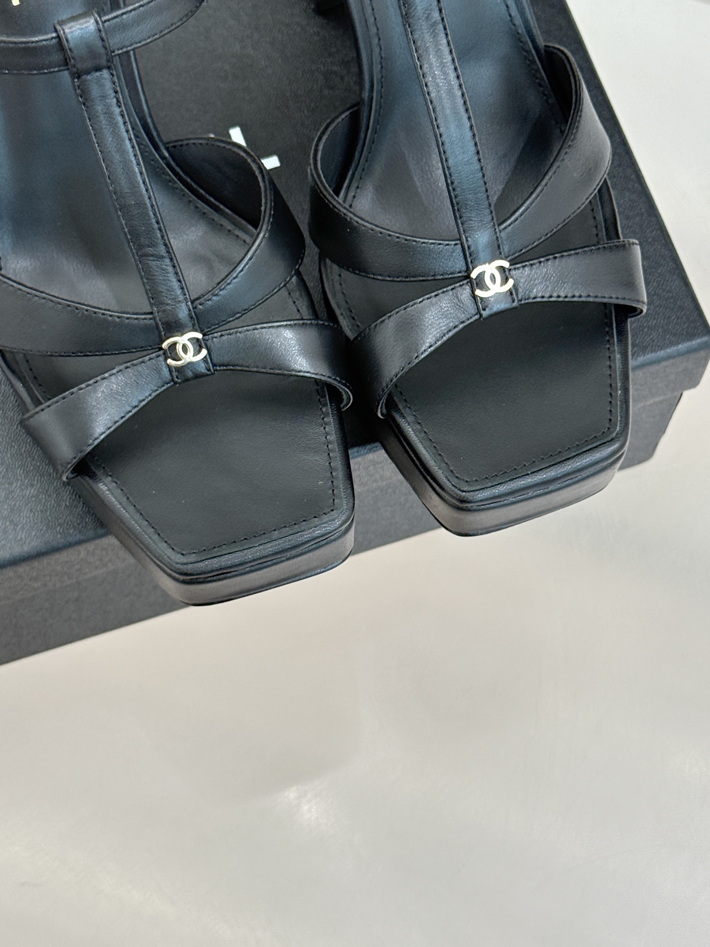 CHANE* ｜小香经典双C方头恨天高粗跟凉鞋以方头重塑经典恨天高高跟凉鞋。利落方头修饰脚型 显脚修长粗