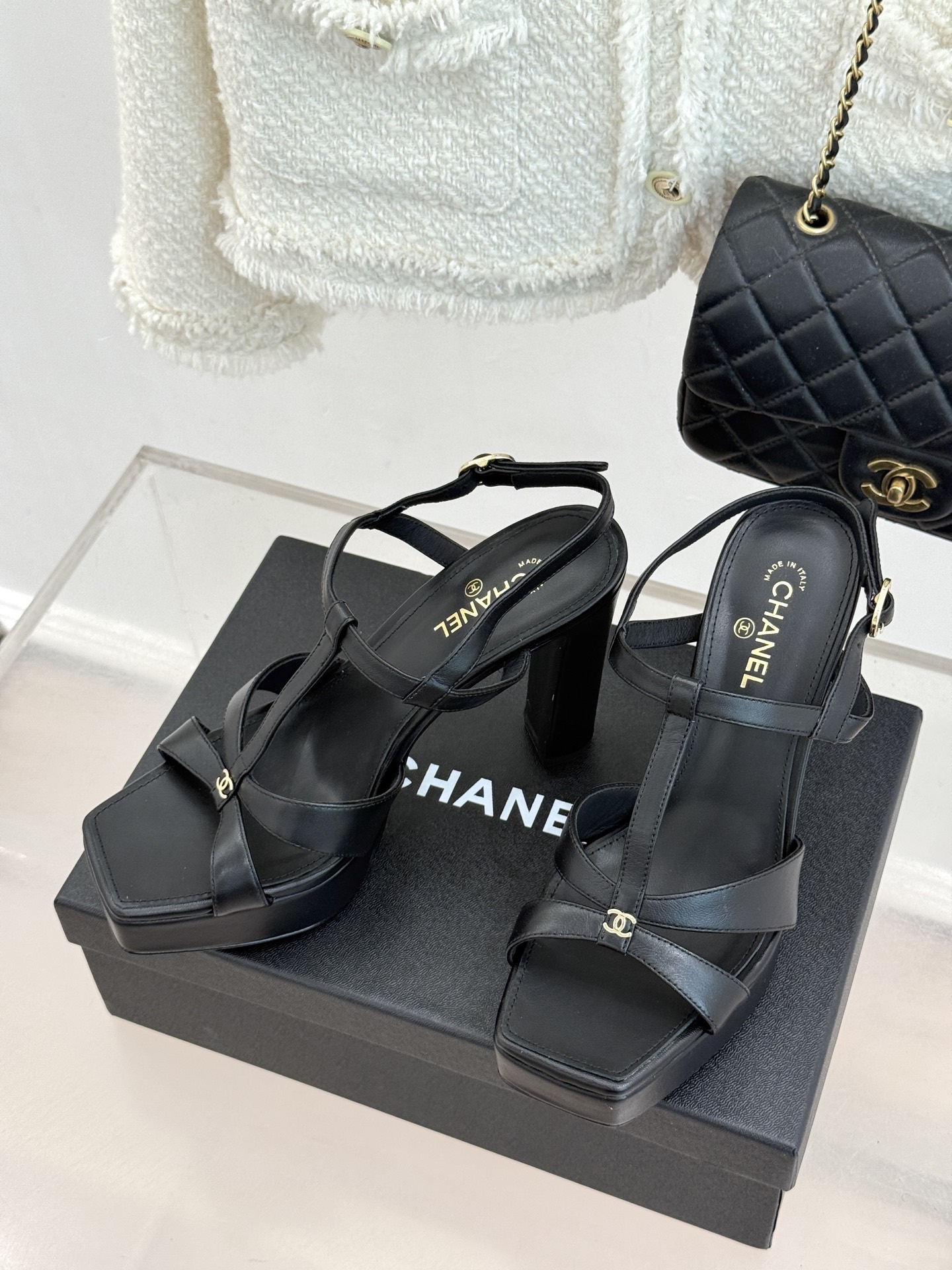 CHANE* ｜小香经典双C方头恨天高粗跟凉鞋以方头重塑经典恨天高高跟凉鞋。利落方头修饰脚型 显脚修长粗