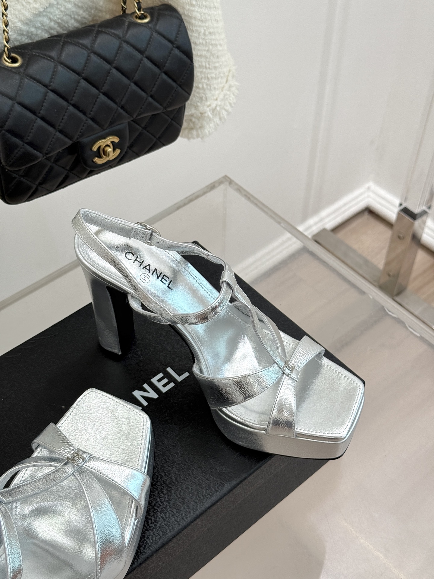 CHANE* ｜小香经典双C方头恨天高粗跟凉鞋以方头重塑经典恨天高高跟凉鞋。利落方头修饰脚型 显脚修长粗