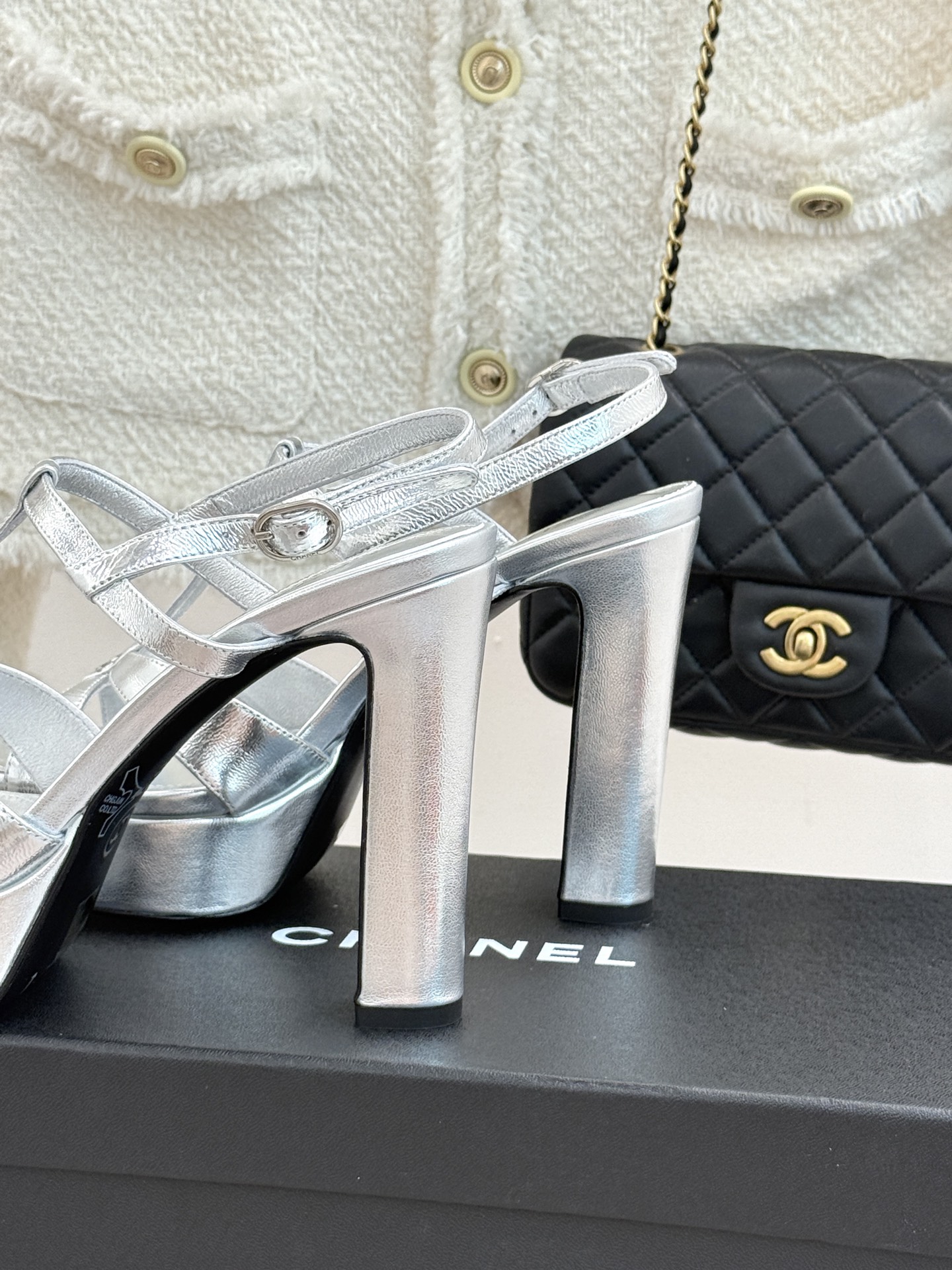 CHANE* ｜小香经典双C方头恨天高粗跟凉鞋以方头重塑经典恨天高高跟凉鞋。利落方头修饰脚型 显脚修长粗