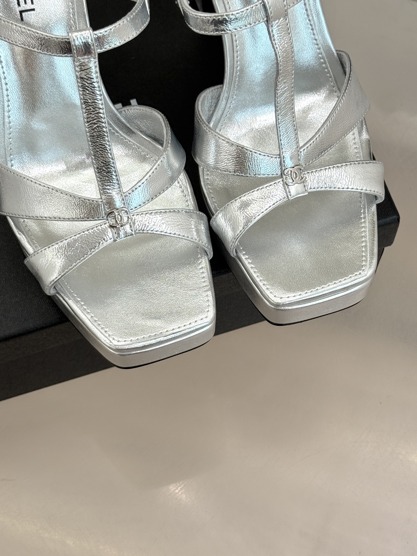 CHANE* ｜小香经典双C方头恨天高粗跟凉鞋以方头重塑经典恨天高高跟凉鞋。利落方头修饰脚型 显脚修长粗