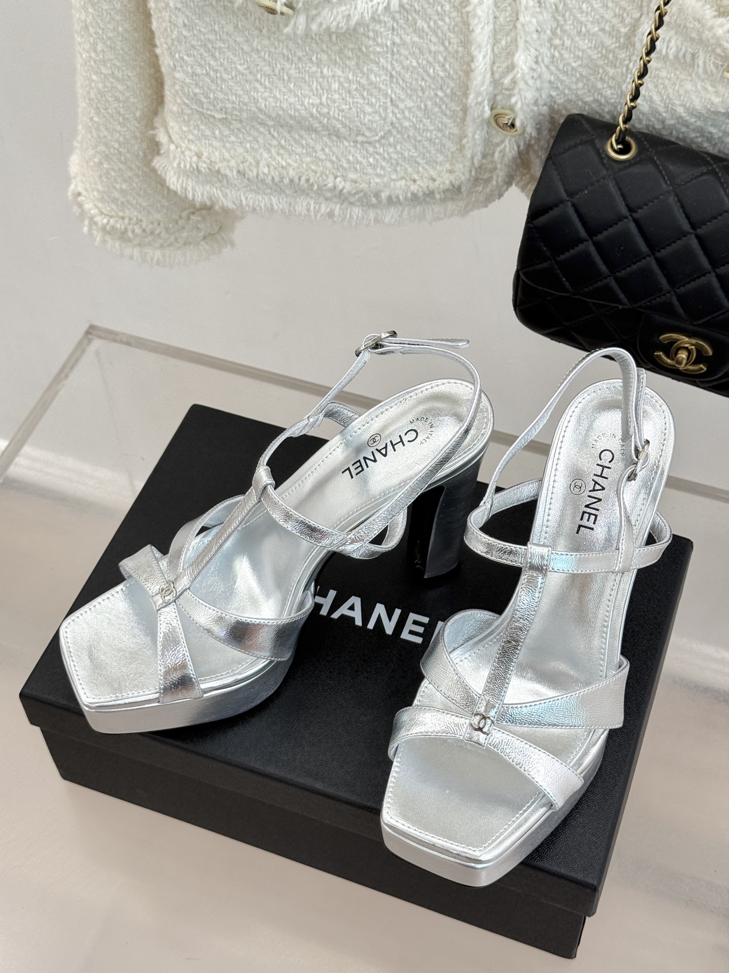 CHANE* ｜小香经典双C方头恨天高粗跟凉鞋以方头重塑经典恨天高高跟凉鞋。利落方头修饰脚型 显脚修长粗